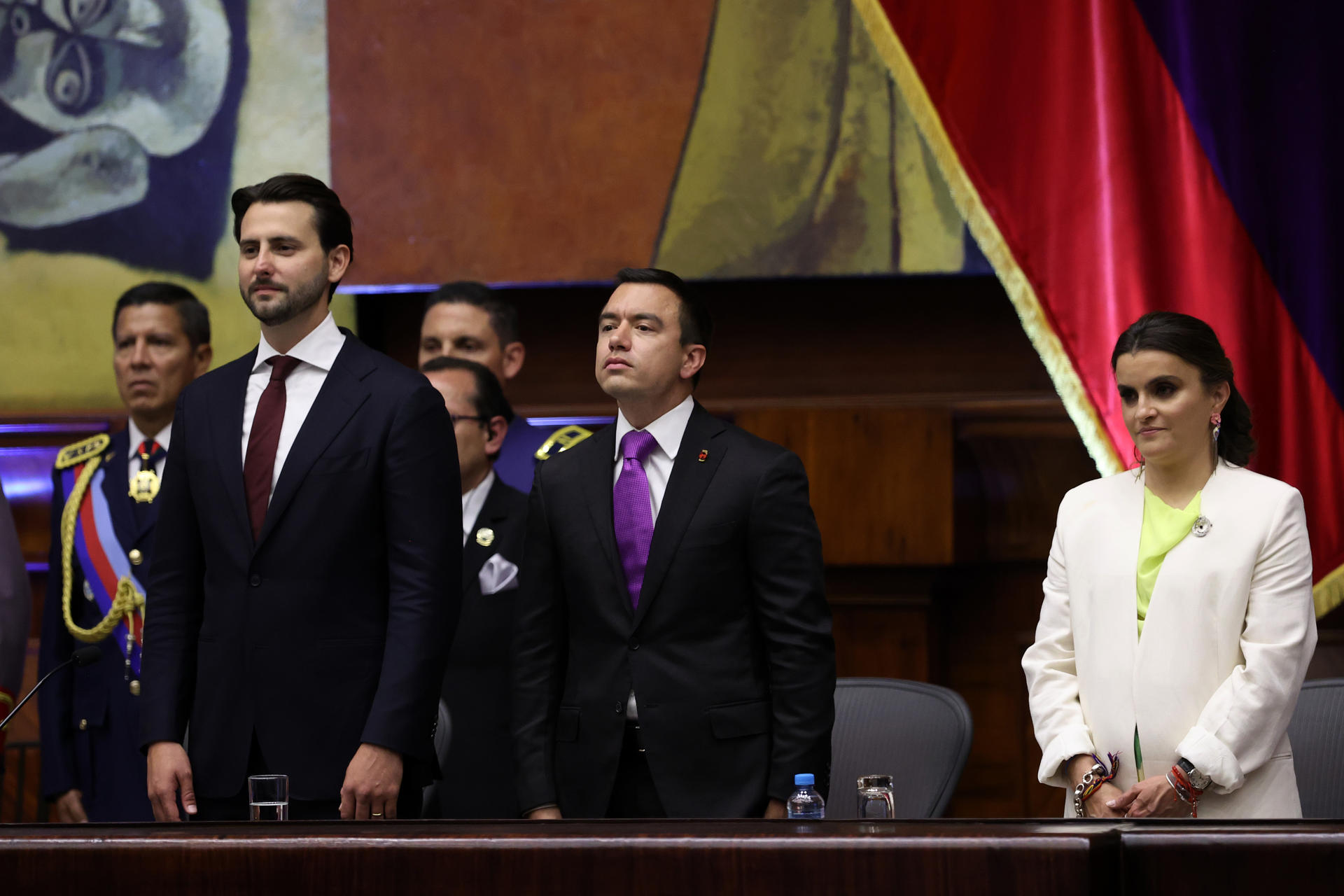 El presidente de Ecuador, Daniel Noboa (c), junto al presidente de la Asamblea Nacional, Niels Olsen (i), y la vicepresidenta de Ecuador, María José Pinto (d), este sábado, en la Asamblea Nacional (Parlamento) en Quito (Ecuador). EFE/ José Jácome