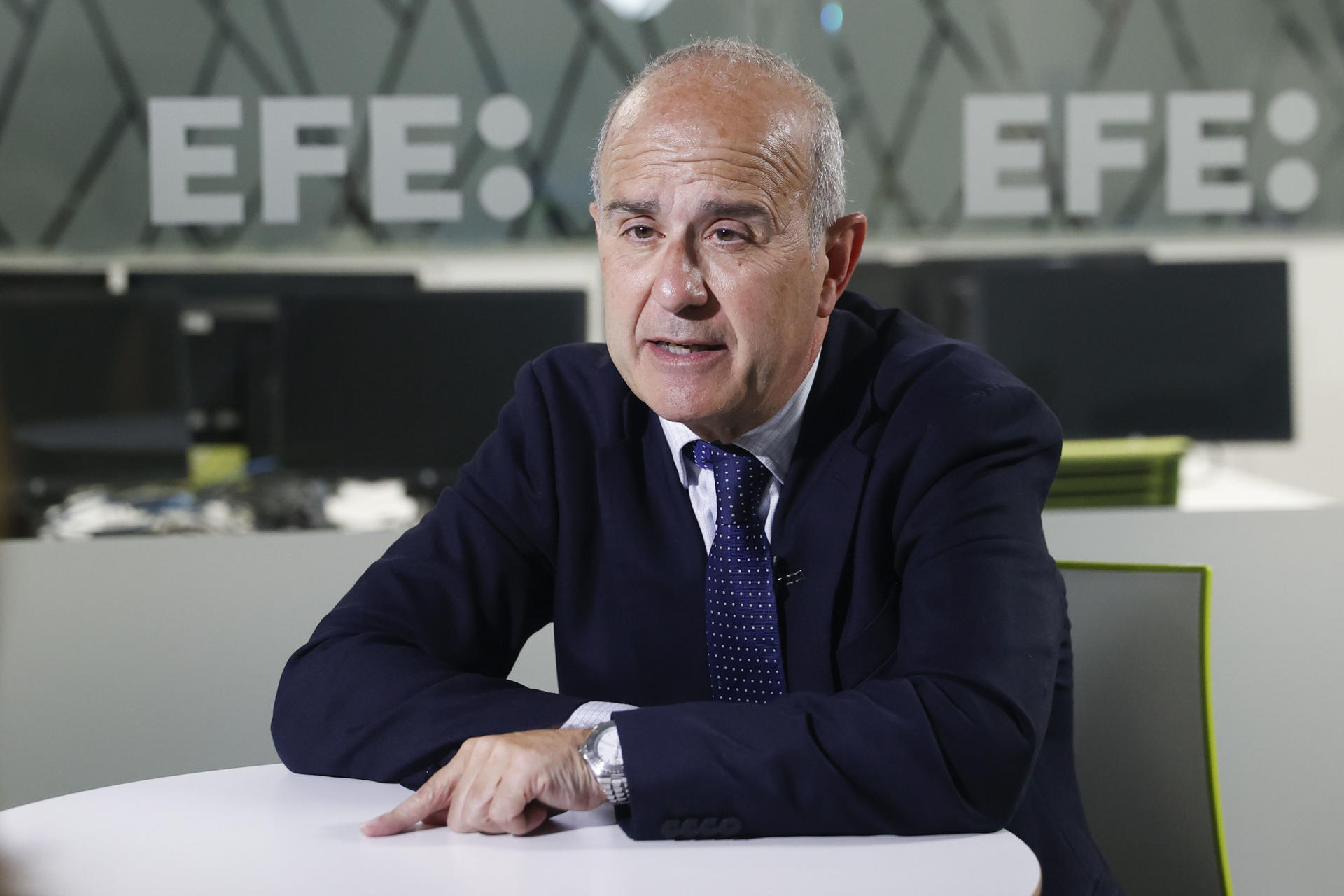 El rector de la Universidad Nacional de Educación a Distancia (UNED), Ricardo Mairal durante una entrevisa con EFE. La UNED, que cumple en agosto 53 años de historia, está a la espera de que el Gobierno apruebe antes del verano un plan de financiación plurianual de 90 millones de euros en cuatro años, y que irá ligado al cumplimiento de cinco grandes objetivos. EFE/Oscar Guillén
