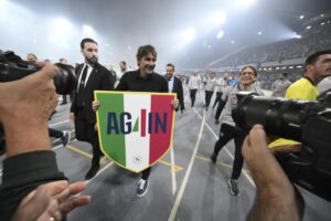 Antonio Conte, entrenador del Nápoles, celebra la victoria ante el Cagliari con un 'Scudetto' EFE/EPA/CIRO FUSCO