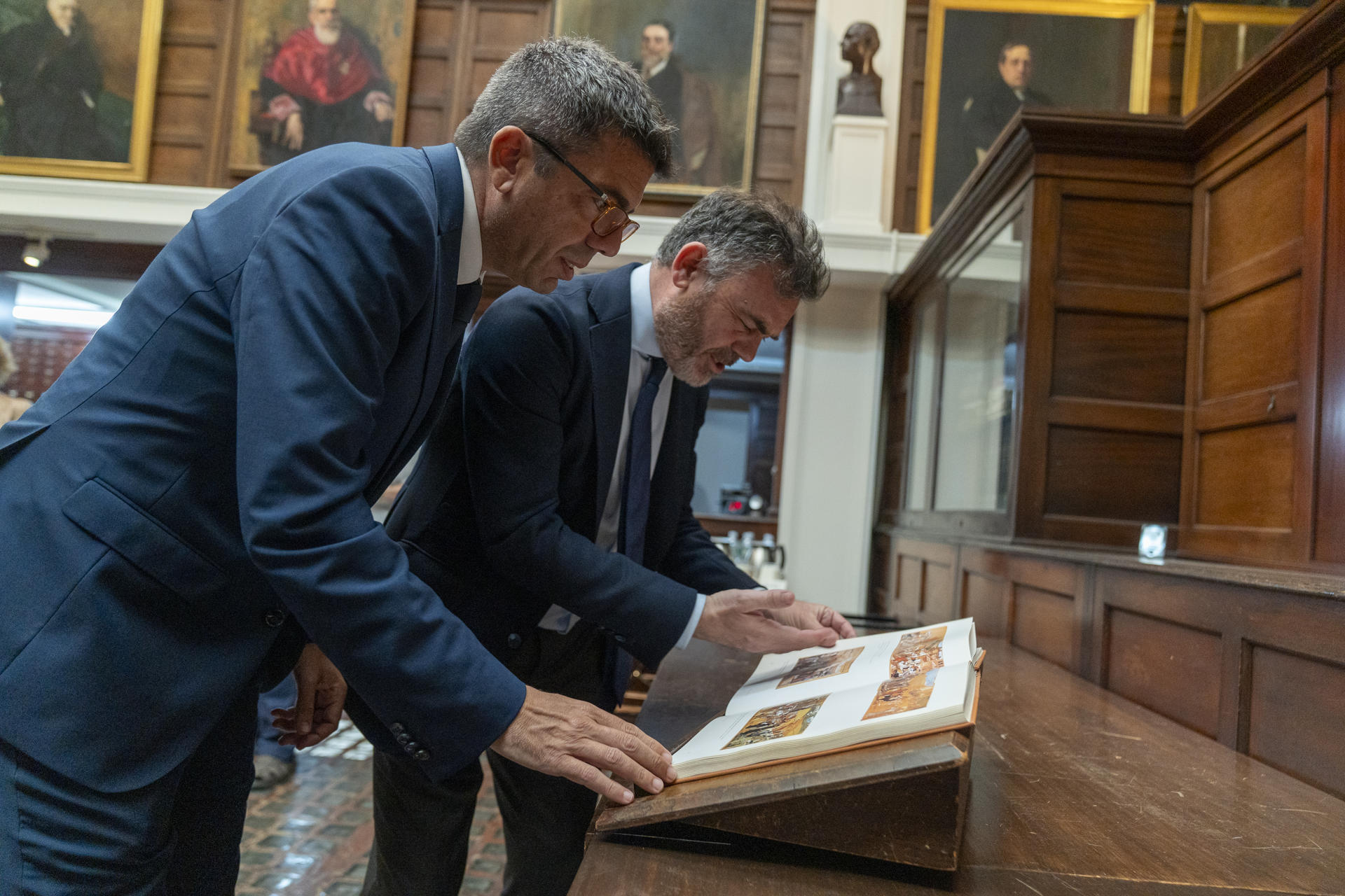El presidente de la Generalitat valenciana, Carlos Mazón (i), visita el museo Hispanic Society este jueves, en Nueva York (Estados Unidos). Carlos Mazón aseguró que está más cerca de recuperar un vuelo directo entre EE.UU. y Valencia y que es "una de las prioridades" para las empresas valencianas y el turismo de la región. EFE/ Angel Colmenares