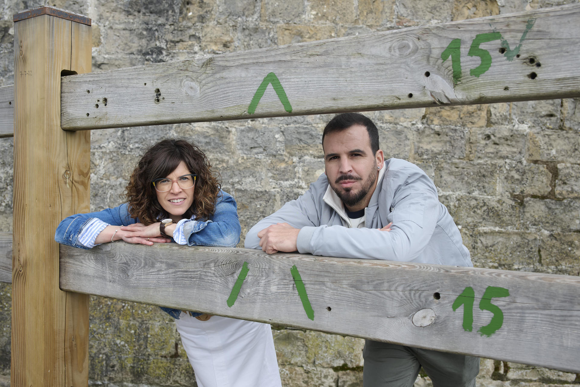 El hombre más rápido en cruzar la Carrera del Encierro, Luis Hualde, que en 2006 logró bajar de los dos minutos y paró el crono en 1 minuto y 59 segundos, posa junto a Patricia Conde, es la mujer que ostenta el récord desde 2007 con un tiempo de 2:19. EFE/ Iñaki Porto