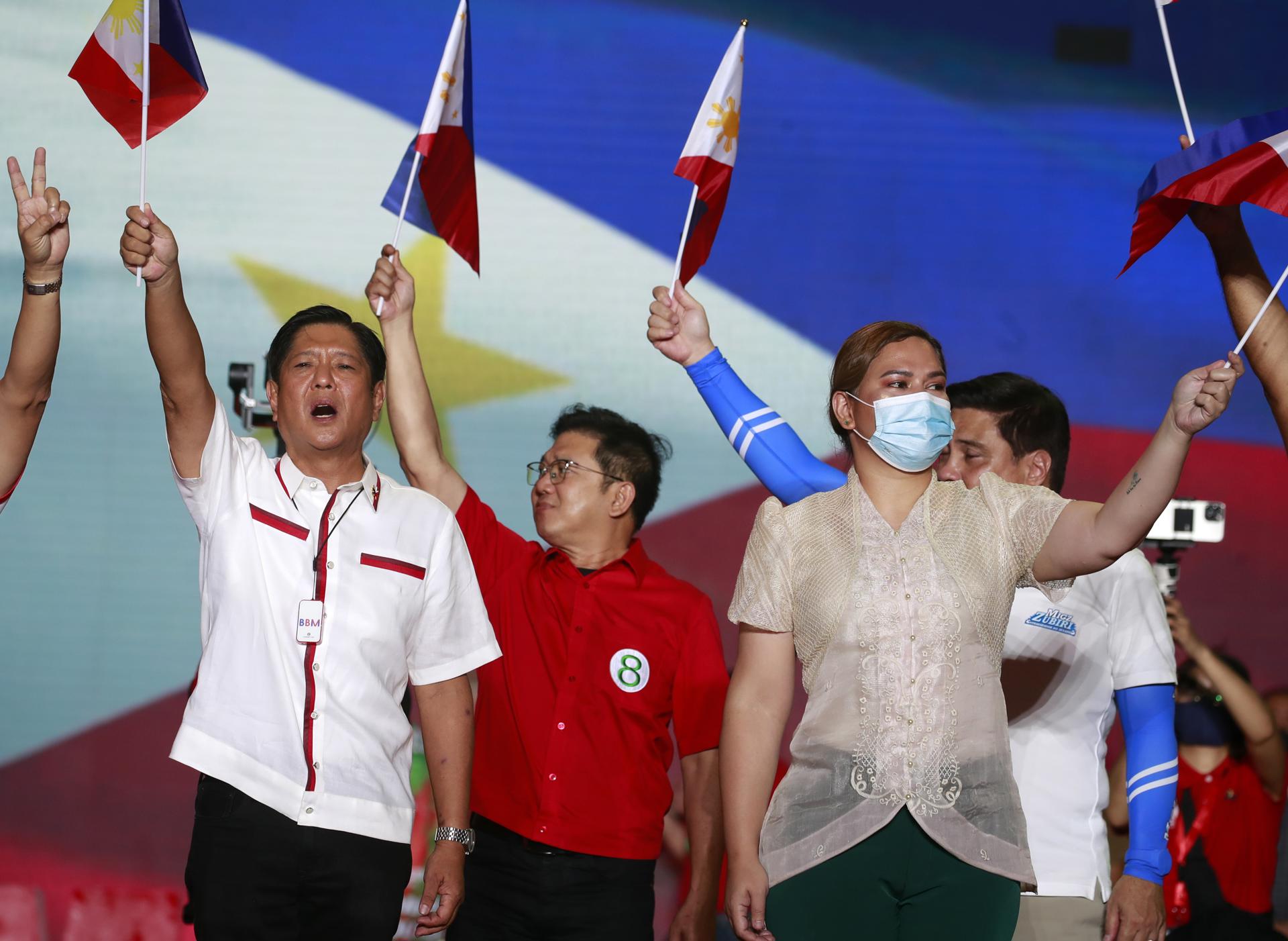 Fotografía de archivo del presidente de Filipinas, Ferdinand Marcos Junior (i), junto a la vicepresidenta, Sara Duterte-Carpio (d), durante la campaña electoral de 2022 que les llevó a ambos al poder.
 EFE/EPA/FRANCIS R. MALASIG