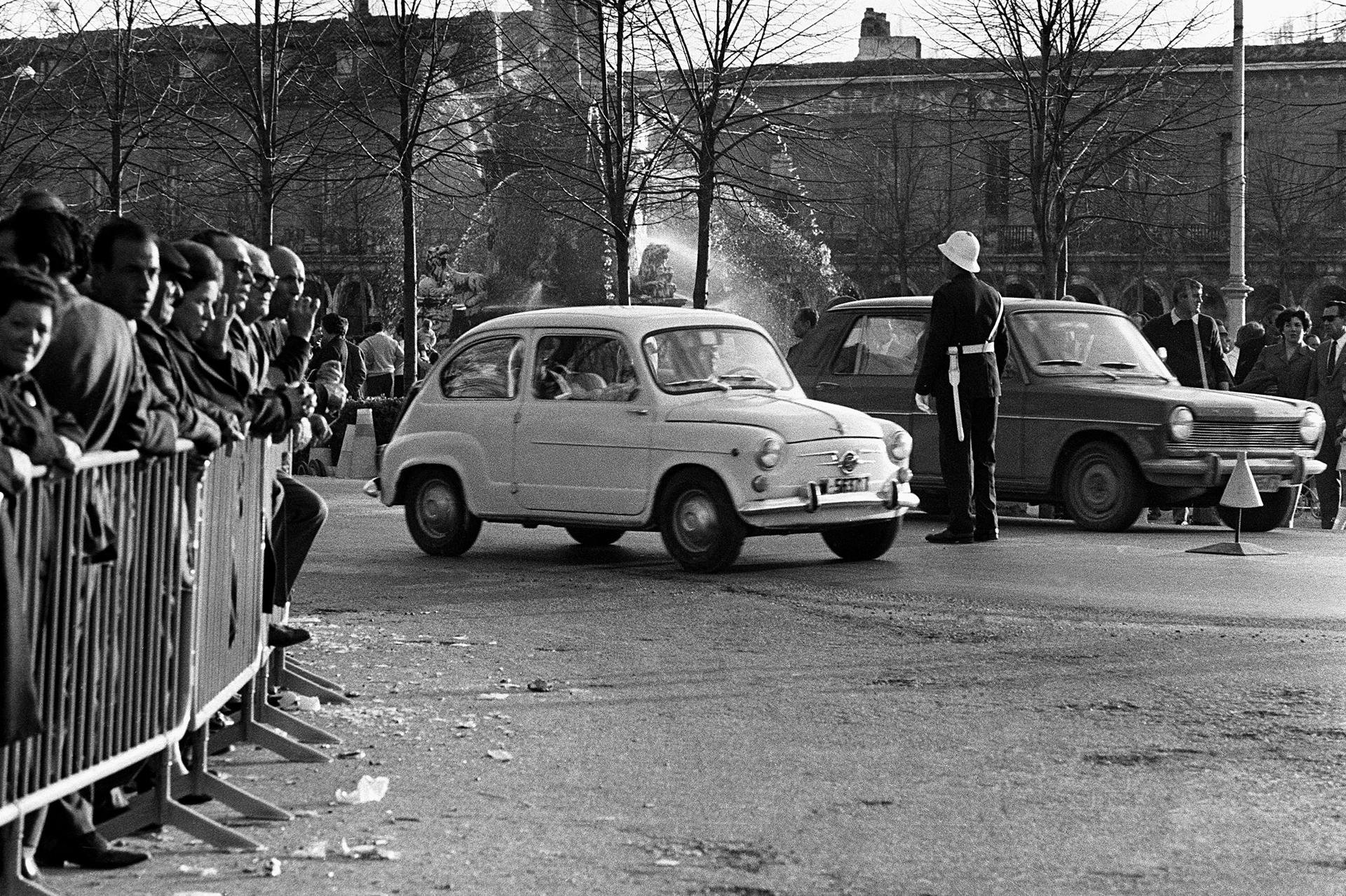 Aranjuez, 11-4-1971.- Un guardia urbano dirige el tráfico en la carretera N-4, a su paso por el casco urbano de Aranjuez, en la Operación Retorno de las vacaciones de Semana Santa. EFE/ps/ARCHIVO.
