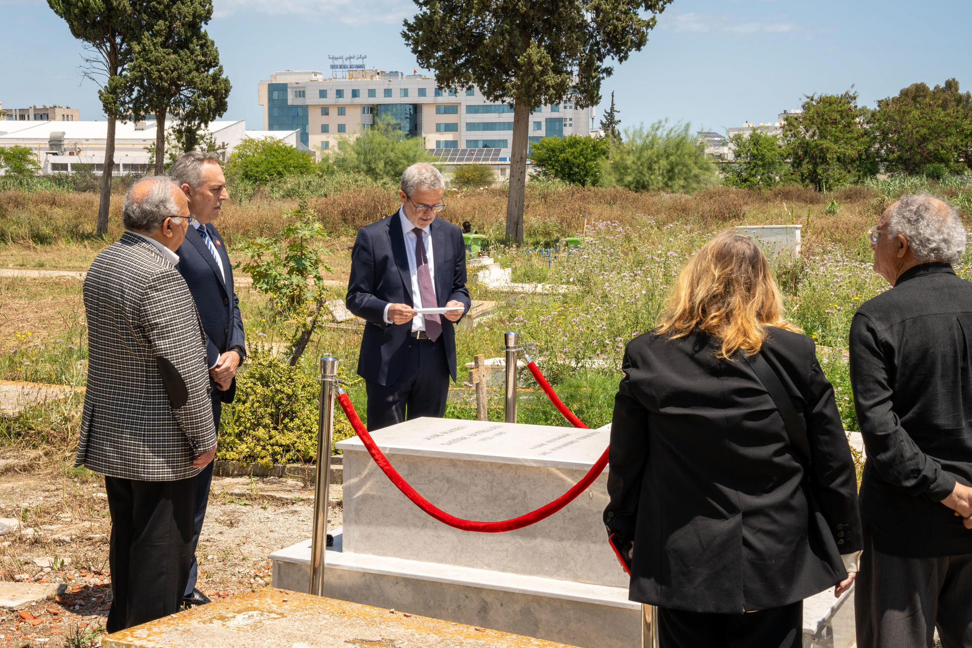 El embajador Javier Puig Saura inaugura este viernes la renovación de la tumba de José Mateo Sastre (1912-1987), considerado el padre del español en Túnez, en el cementerio cristiano de Borgel, en Túnez. EFE/ Séverine Sajous