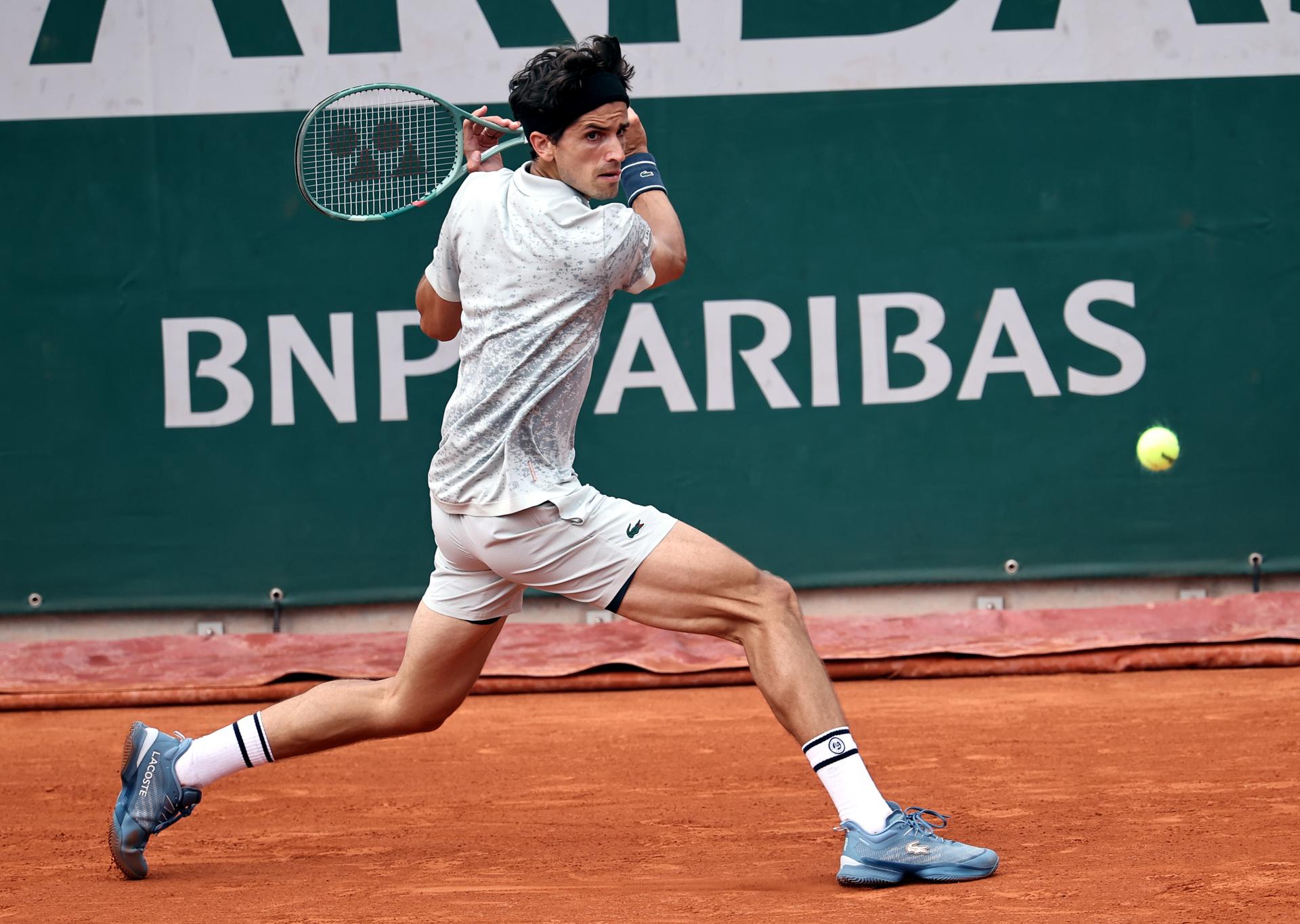 El francés Pierre-Hugues Herbert en acción frente al brasileño Joao Fonsecaen en la segunda ronda del Abierto de Francia, en París. EFE/EPA/CHRISTOPHE PETIT TESSON
