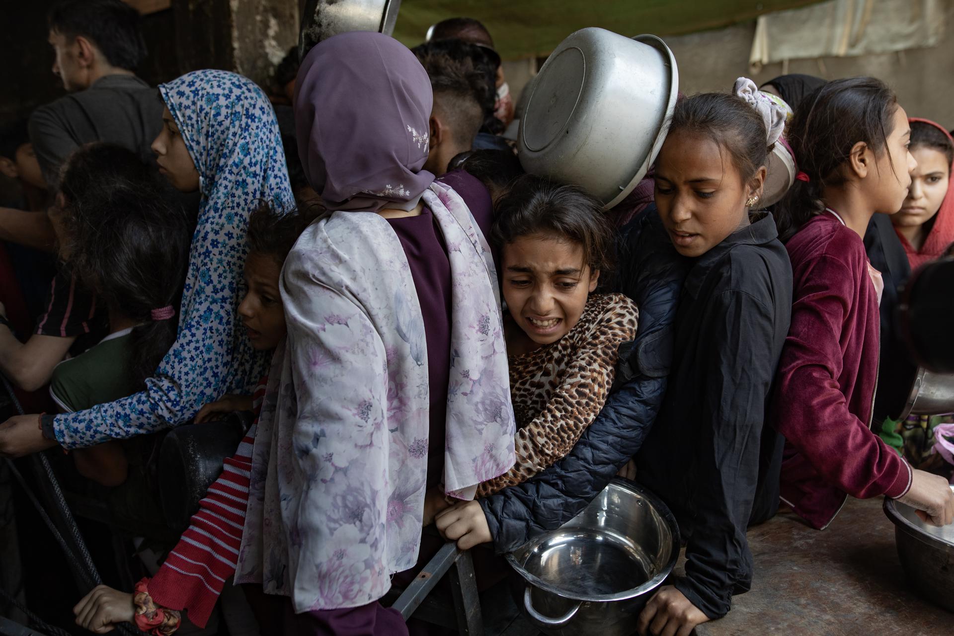 Cientos de palestinos desplazados se reúnen frente a la Cocina Solidaria Sokar en la Gaza para recibir raciones limitadas de comida, el 21 de mayo de 2025. EFE/EPA/HAITHAM IMAD