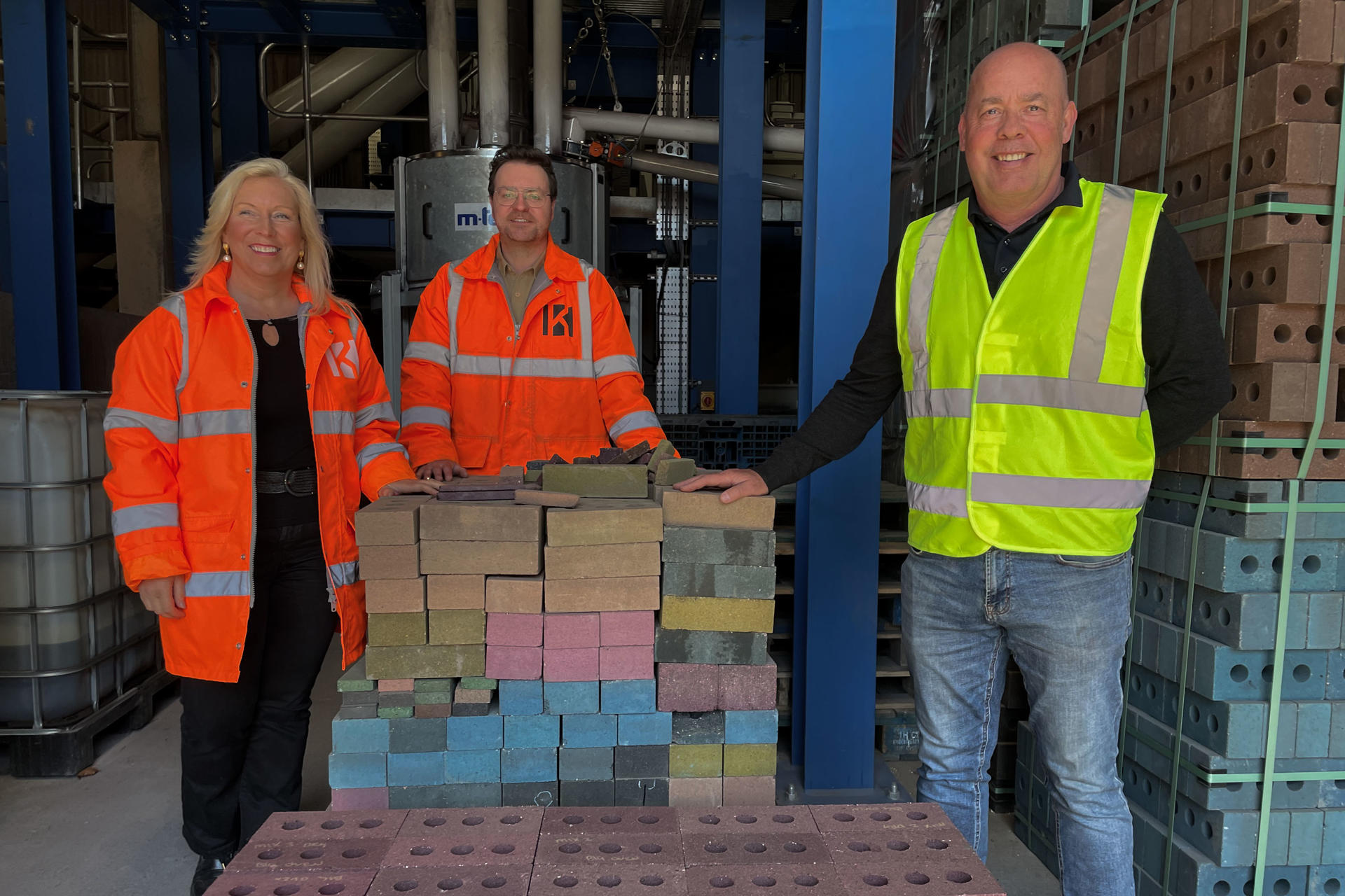 (Izda a dcha)  Lucy Black, responsable de desarrollo de negocio; Sam Chapman, cofundador; y Andrew Holt (dcha.), director ejecutivo de Kenoteq, en la fábrica de ladrillos reciclados en North Berwick (Escocia). EFE/Susana Blaya