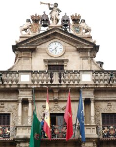 Imagen de archivo (22/04/2020) de la fachada del ayuntamiento de Pamplona. EFE/ Jesús Diges