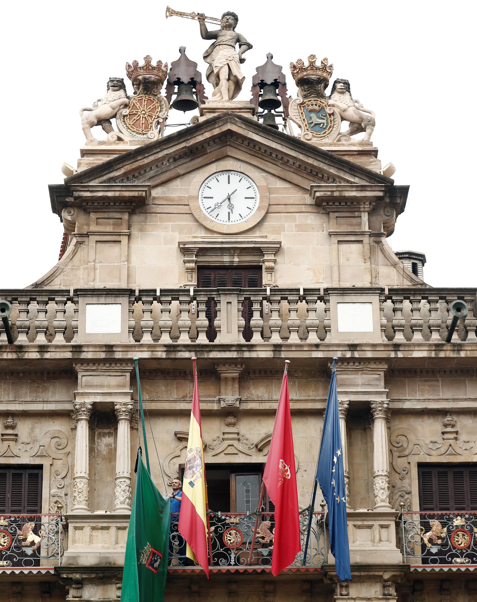 Imagen de archivo (22/04/2020) de la fachada del ayuntamiento de Pamplona. EFE/ Jesús Diges