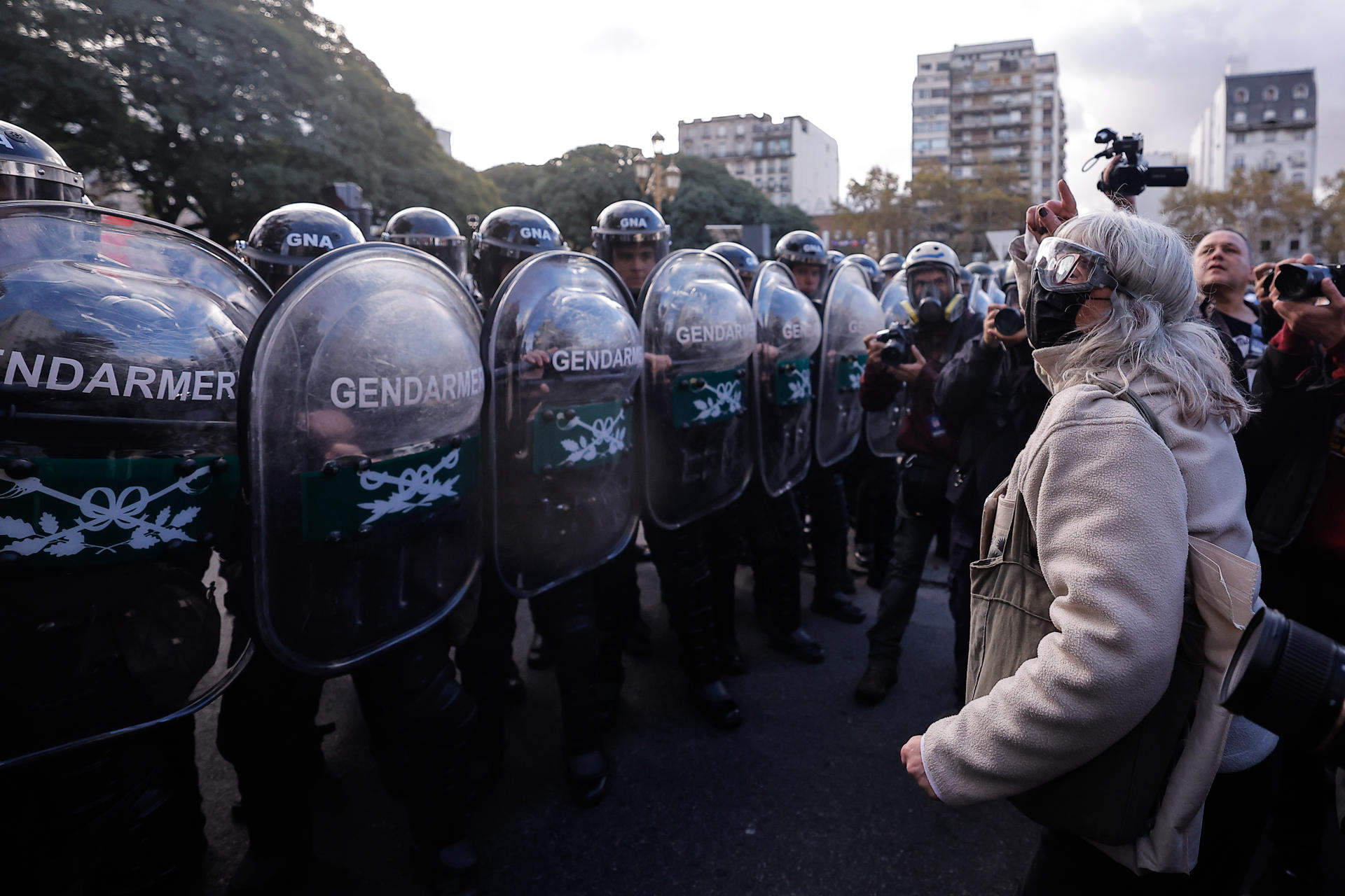 Una mujer participa en una marcha este miércoles, frente al Congreso en Buenos Aires (Argentina). EFE/ Juan Ignacio Roncoroni
