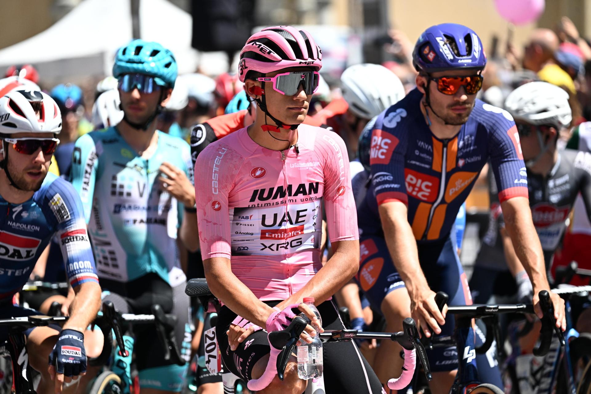 El ciclista mexicano Isaac del Toro, del equipo UAE, con la maglia rosa en la decimoctava etapa del Giro de Italia 2025, en los 144 km desde Morbegno hasta Cesano Maderno. EFE/EPA/LUCA ZENNARO
