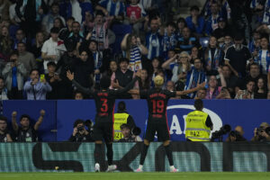 Los jugadores del FC Barcelona, Lamine Yamal (d) y Balde, celebran el primer gol de su equipo durante el encuentro correspondiente a la jornada 36 de Laliga EA Sports que disputan hoy jueves RCD Espanyol y FC Barcelona en el RCDE Stadium, en Cornellá de Llobregat, Barcelona. EFE / Alejandro Garcia.