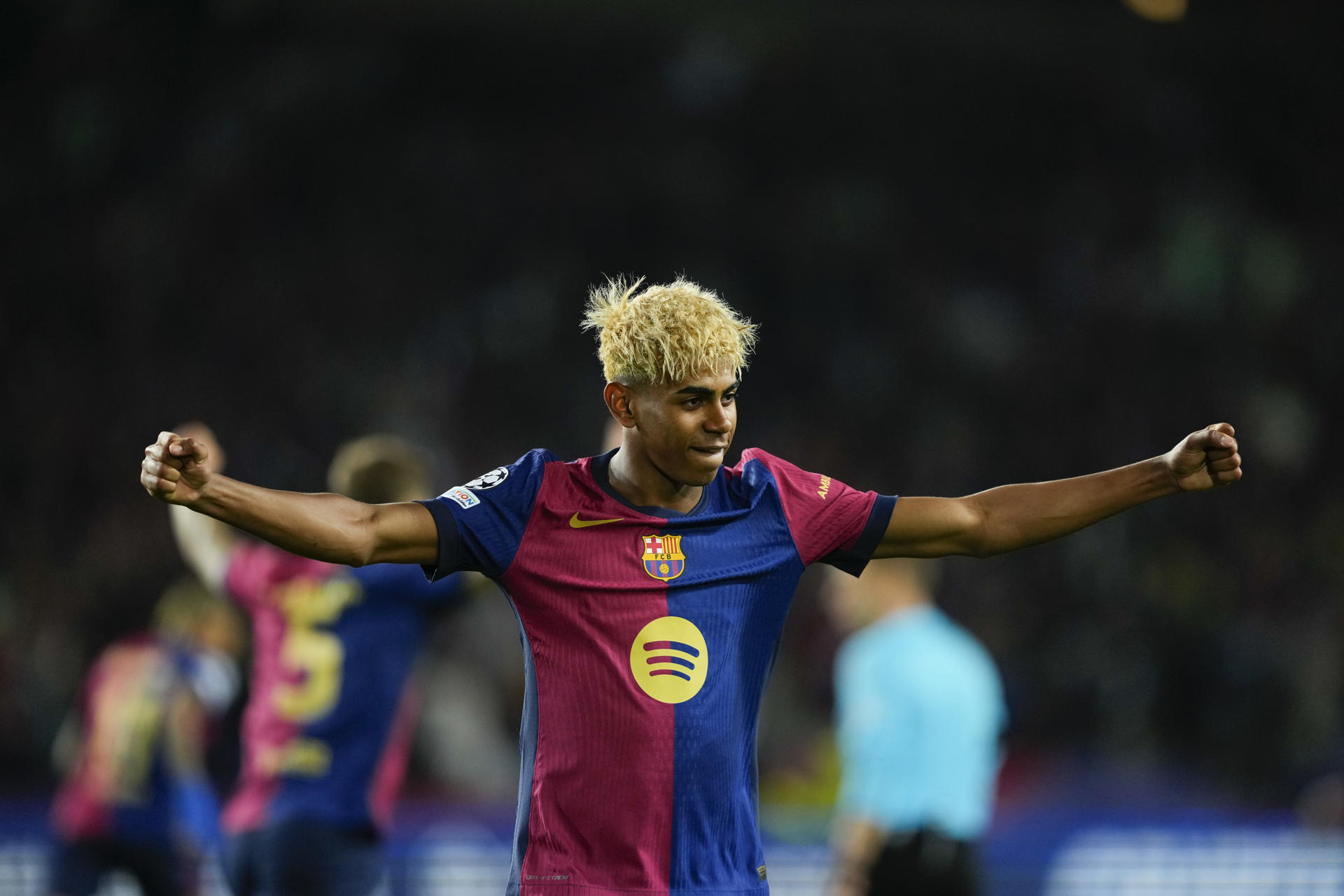 El delantero del FC Barcelona, Lamine Yamal, celebra el tercer gol del equipo blaugrana durante el encuentro correspondiente a la ida de las semifinales de la Liga de Campeones que disputan hoy miércoles FC Barcelona e Inter en el estadio Olímpico Lluis Company, en Barcelona. EFE / Alejandro García.