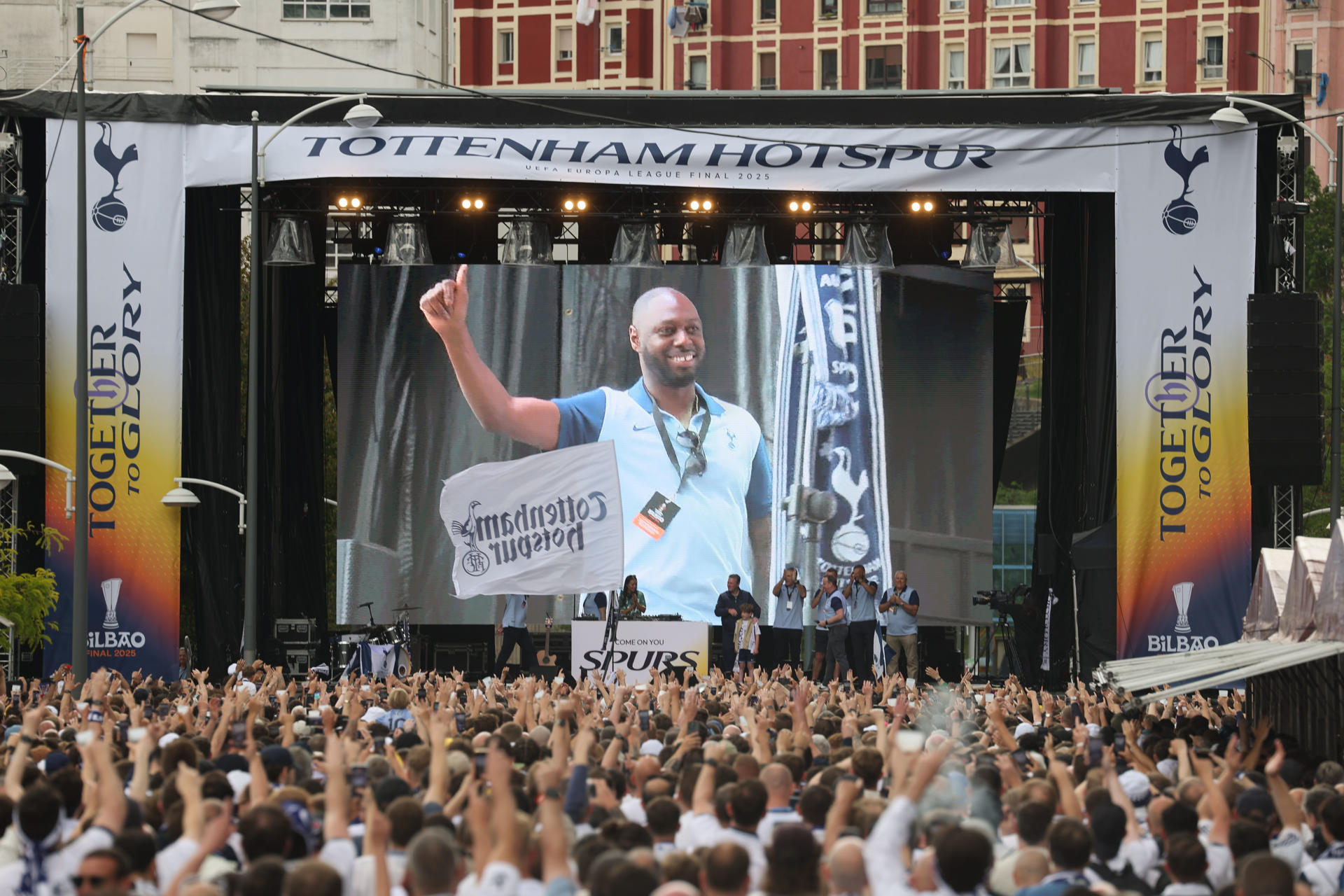El exjugador del Tottenham Ledley King (en la pantalla) invitado de honor en la Fan Festival Zone, ubicada en el Arenal de Bilbao, a pocas horas de la final de la Europa League que este miércoles enfrentará a ambos equipos en el estadio de San Mamés. EFE/ Luis Tejido