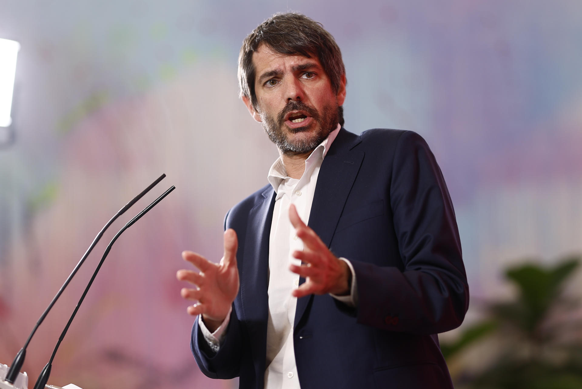 El ministro de Cultura y portavoz de Movimiento Sumar, Ernest Urtasun, ofrece una rueda de prensa, este lunes, en Madrid. EFE/ Rodrigo Jiménez