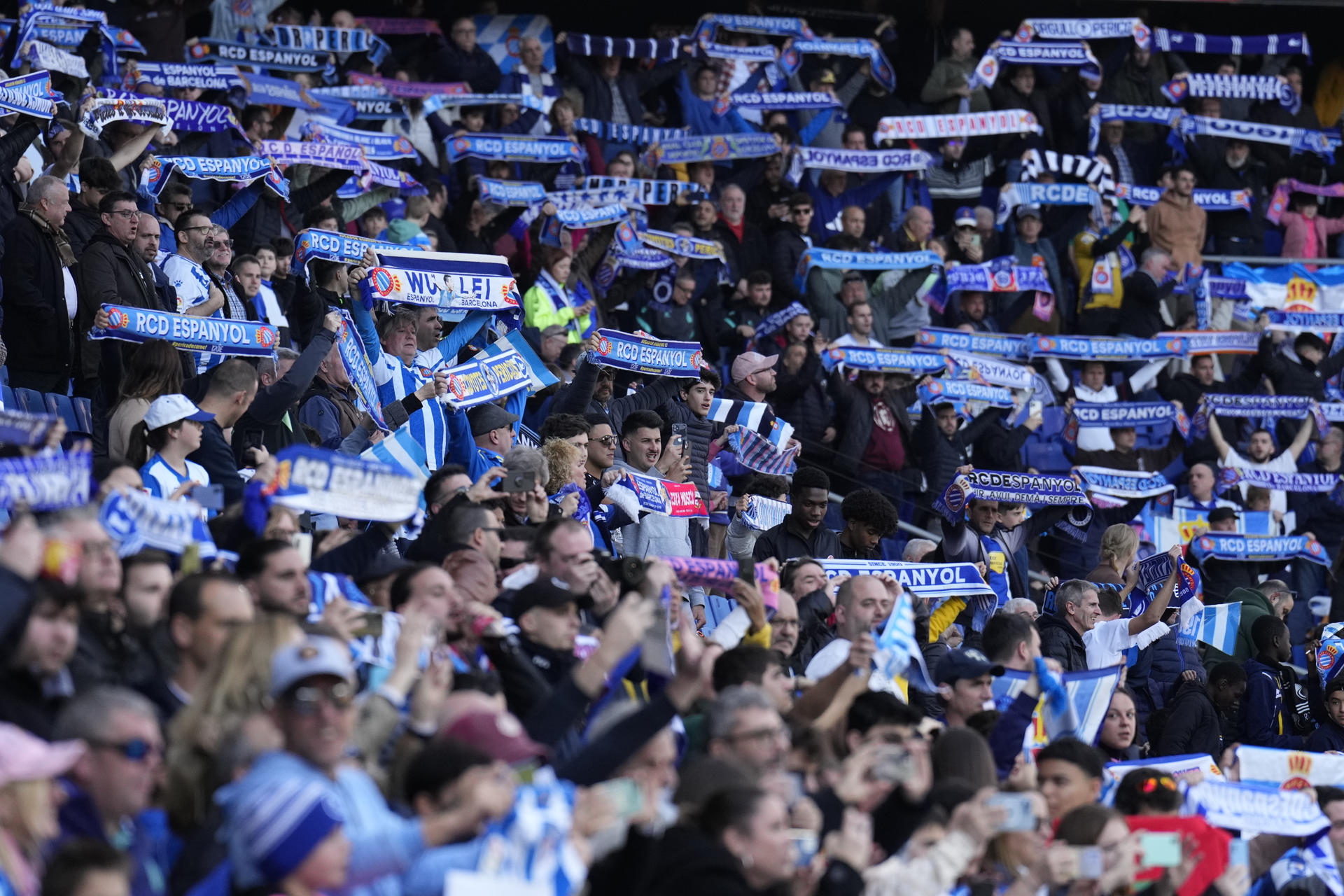 Imagen de archivo de aficionados del Espanyol en el estadio Cornellà-El Prat. EFE/ Alejandro García