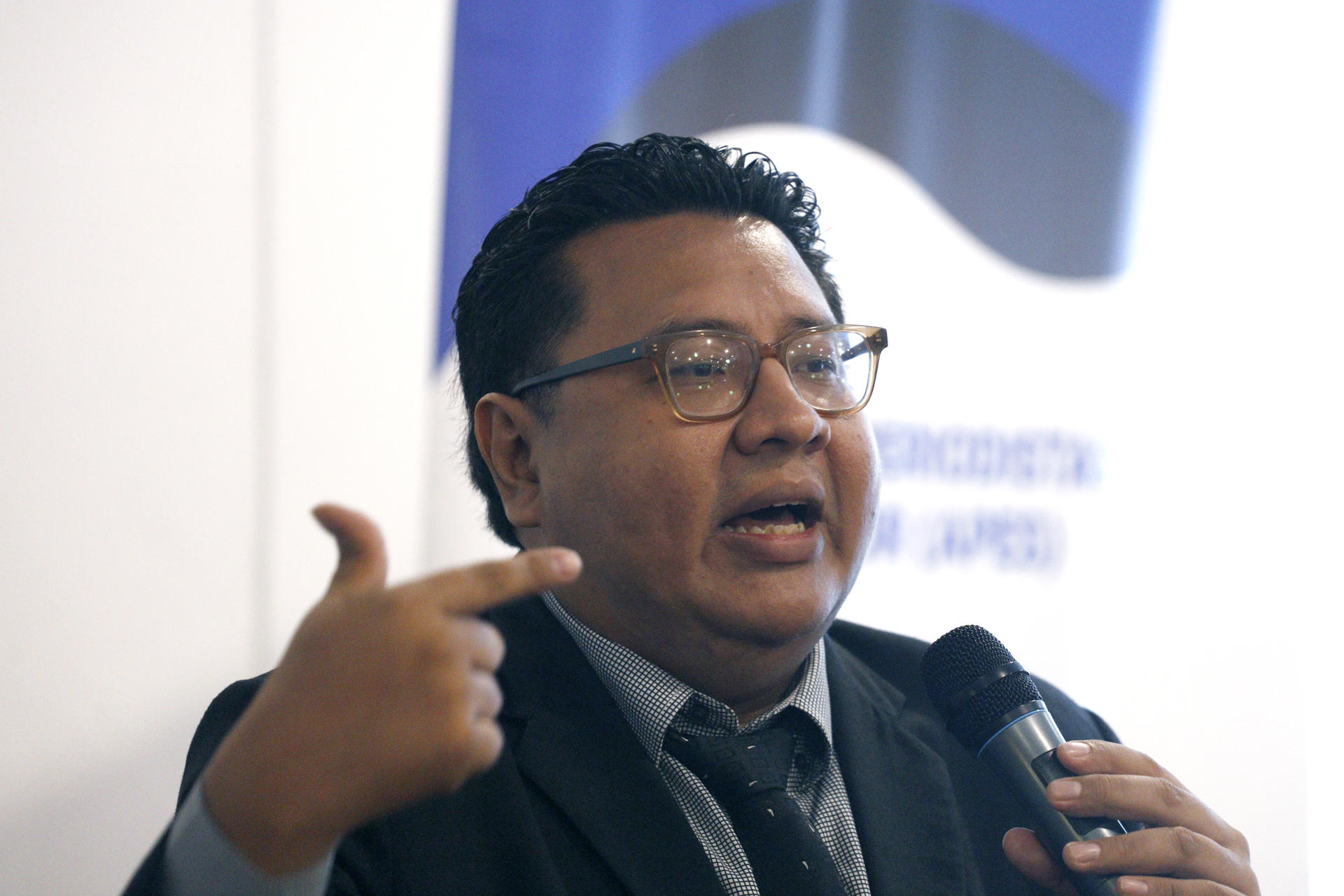 El relator de libertad de prensa de la Asociación de Periodistas de El Salvador (APES), Hugo Sánchez, habla este 5 de mayo de 2025 en Antiguo Cuscatlán (El Salvador). EFE/Rodrigo Sura