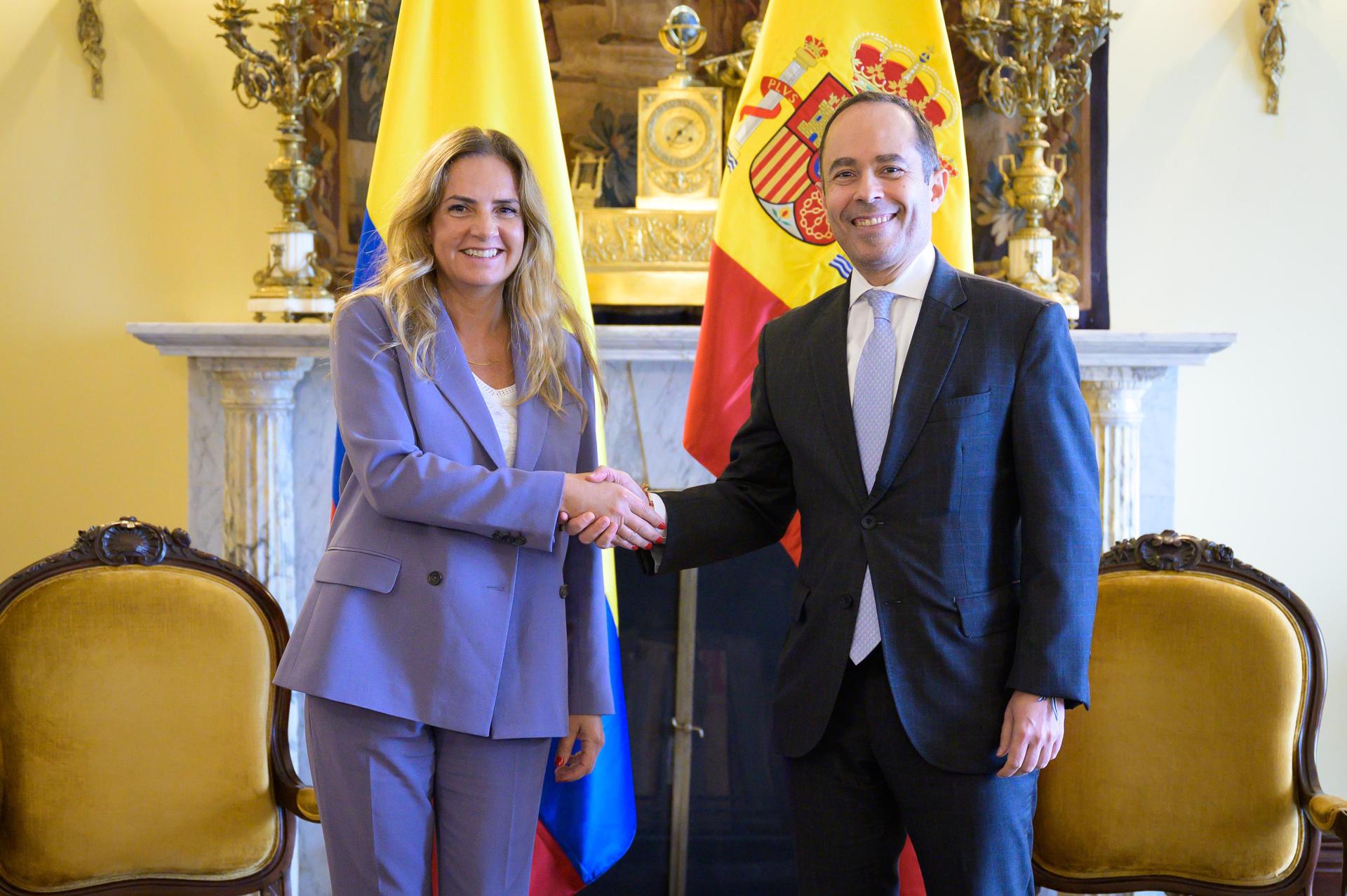 Fotografía cedida del viceministro de Relaciones Exteriores, Daniel Ávila (d), posando junto a la secretaria de Estado para Iberoamérica, el Caribe y el Español en el Mundo, Susana Sumelzo. EFE/ Cancillería de Colombia
