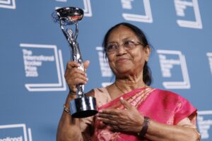 Banu Mushtaq, autora de la novela preseleccionada 'Heart Lamp', posa para los fotógrafos después de que su novela fuera anunciada como ganadora del Premio Internacional Booker 2025 en la Tate Modern, en Londres, Gran Bretaña, 20 de mayo de 2025. EFE/TOLGA AKMEN