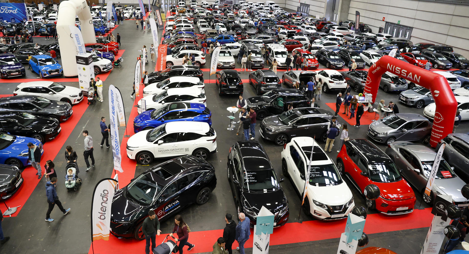 Imagen de archivo de coches dispuestos para su venta. EFE/Luis Tejido