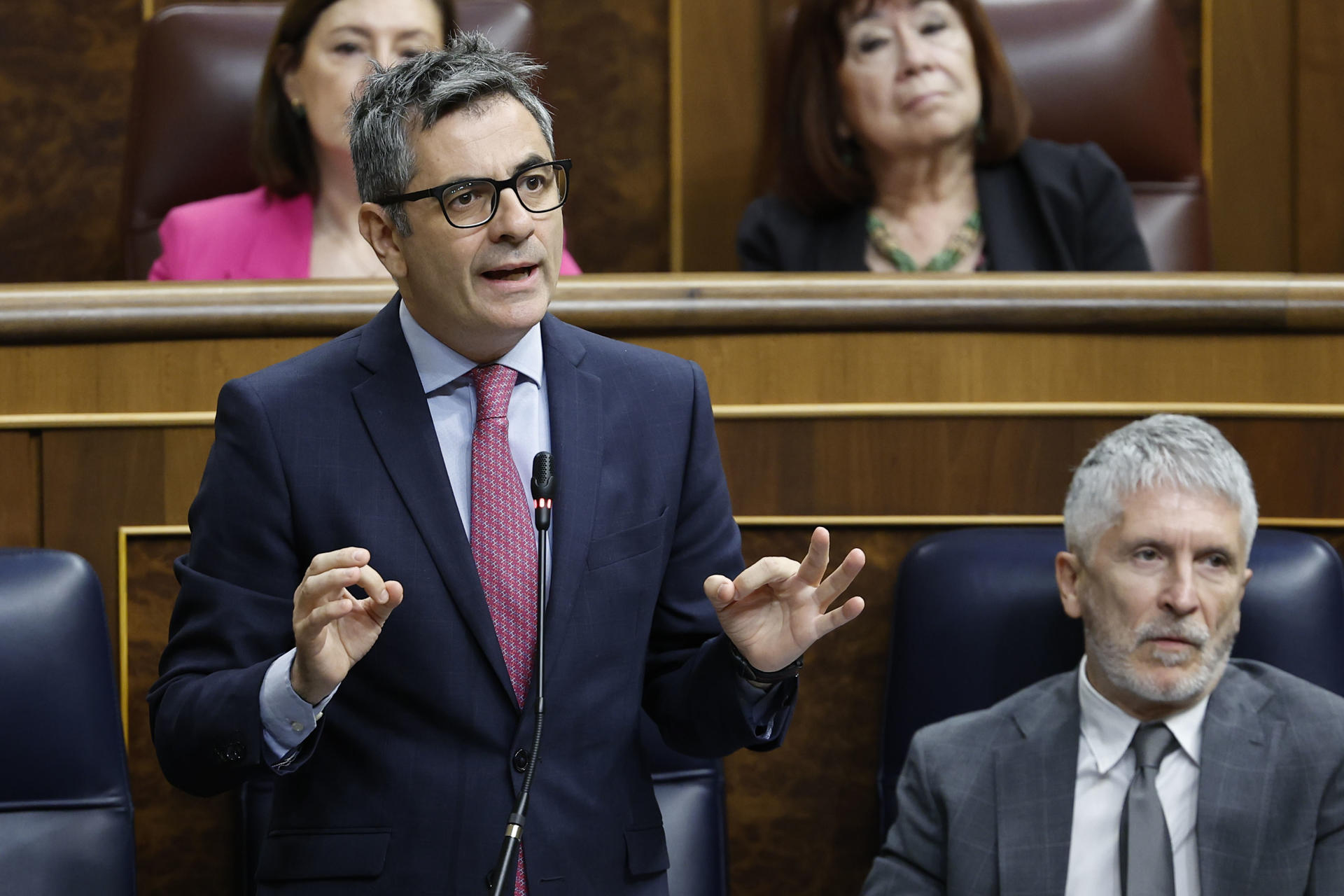 El ministro de la Presidencia, Justicia y Relaciones con las Cortes, Félix Bolaños, interviene en la sesión de control al Ejecutivo este miércoles en el Congreso. EFE/Chema Moya
