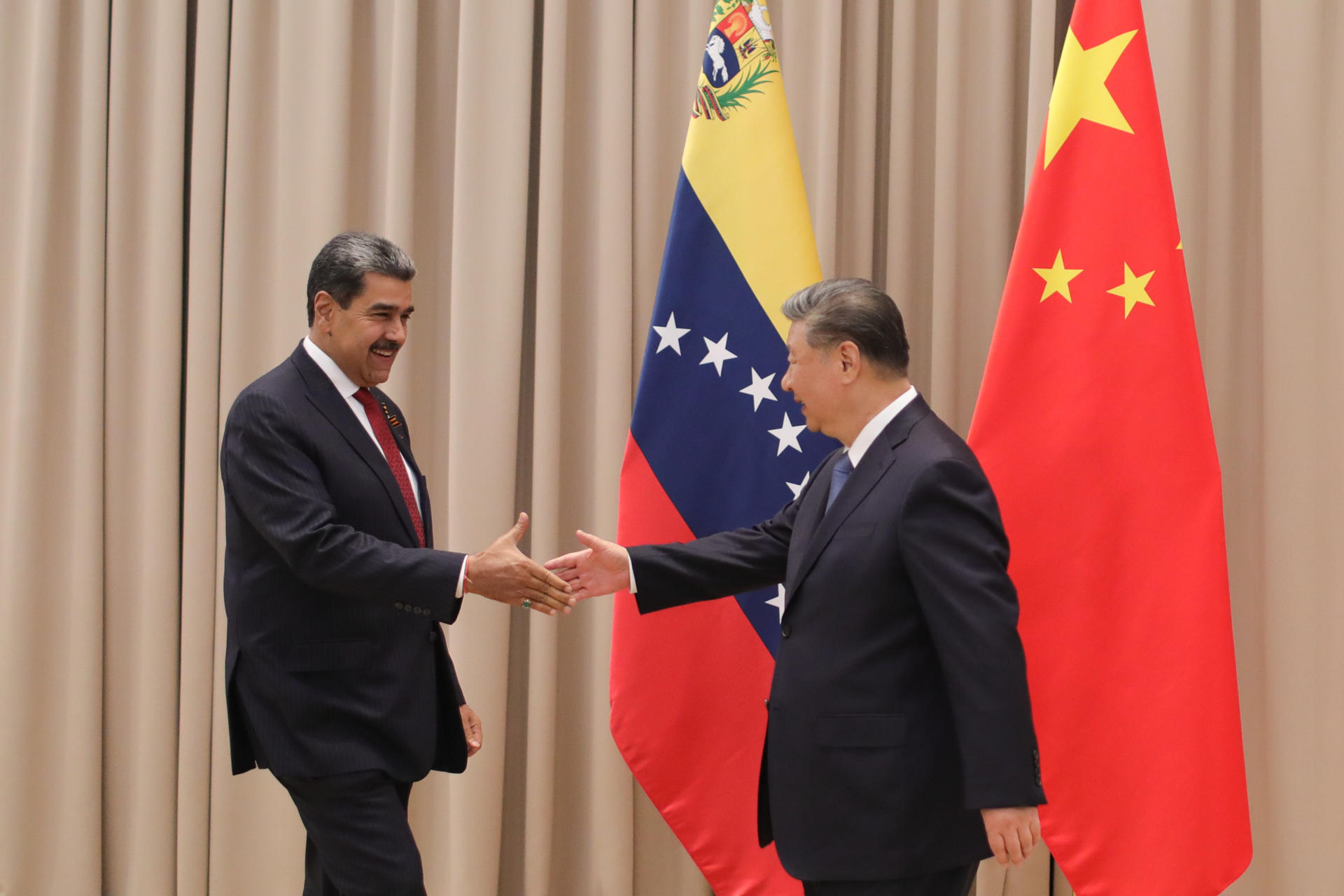 Fotografía cedida por Prensa del Palacio de Miraflores que muestra al presidente de Venezuela, Nicolás Maduro (i), saludando al presidente de China, Xi Jinping, durante una reunión este viernes en Moscú (Rusia). EFE/ Prensa Palacio de Miraflores /SOLO USO EDITORIAL NO VENTAS/SOLO DISPONIBLE PARA ILUSTRAR LA NOTICIA QUE ACOMPAÑA (CRÉDITO OBLIGATORIO)