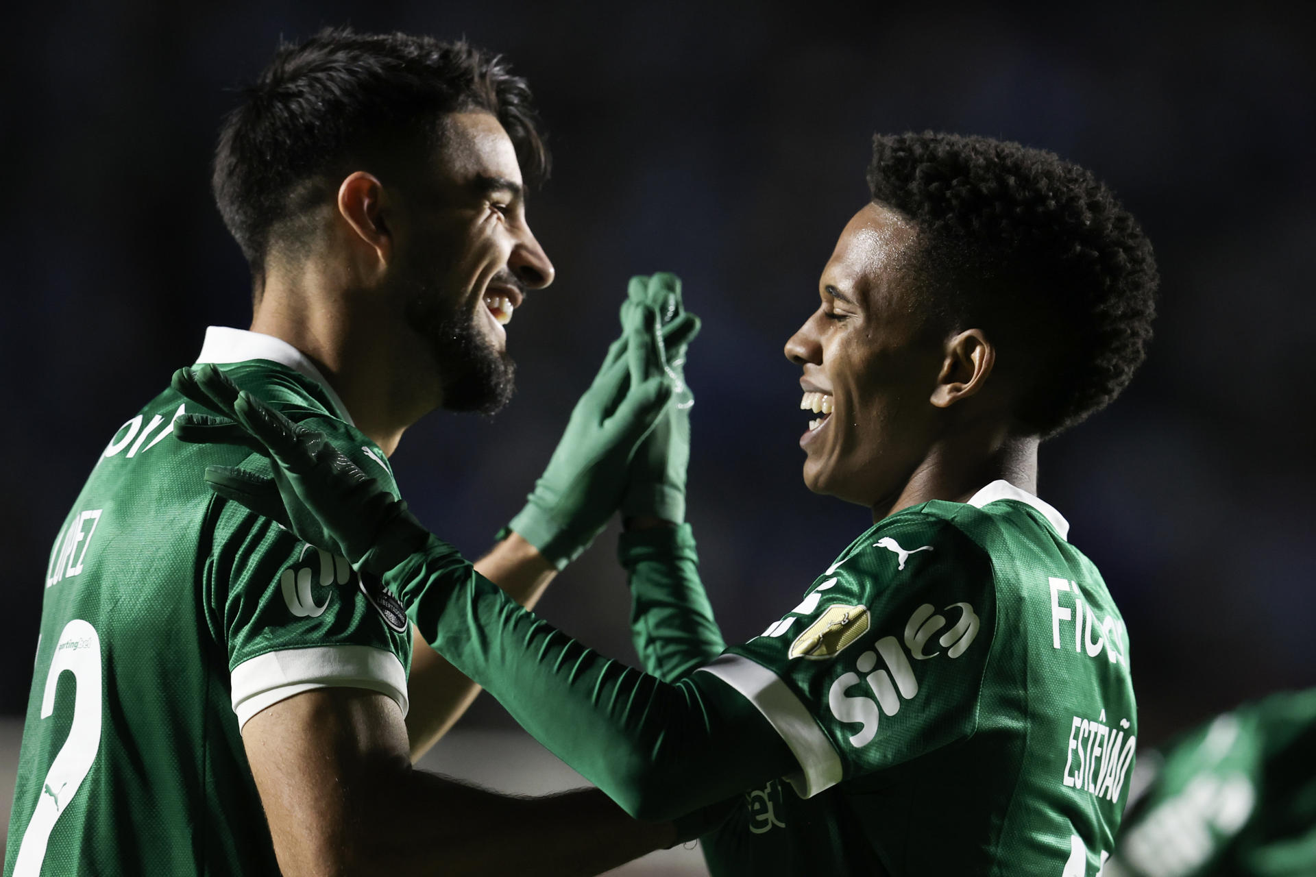 José Manuel López (i) y Estevao Almeida de Palmeiras celebran un gol en un partido de la fase de grupos de la Copa Libertadores. EFE/ Esteban Biba