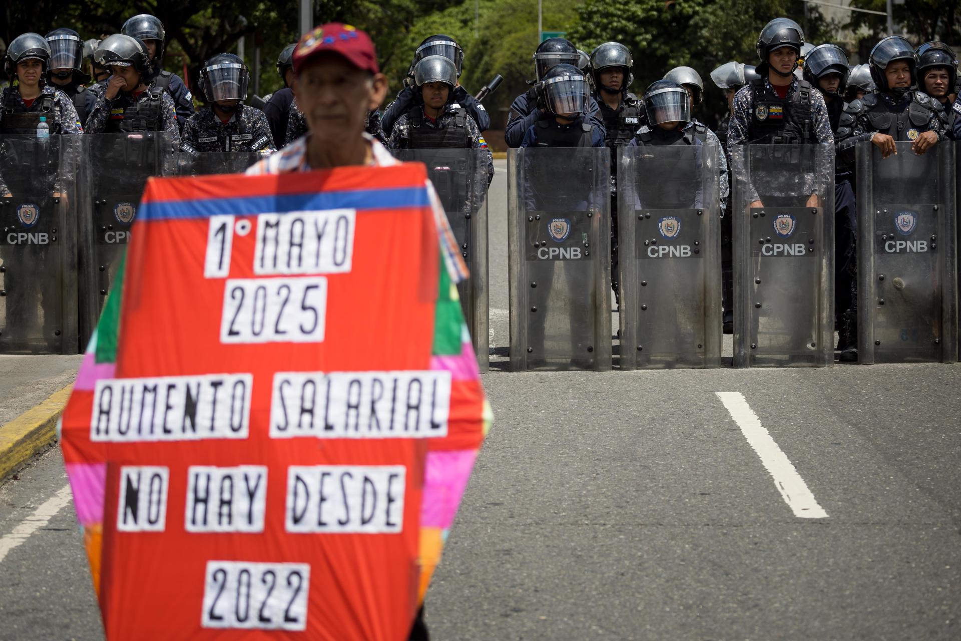 Varias personas participan en una manifestación en conmemoración del Día Internacional de los Trabajadores este 1 de mayo de 2025, en Caracas (Venezuela). EFE/ Miguel Gutiérrez