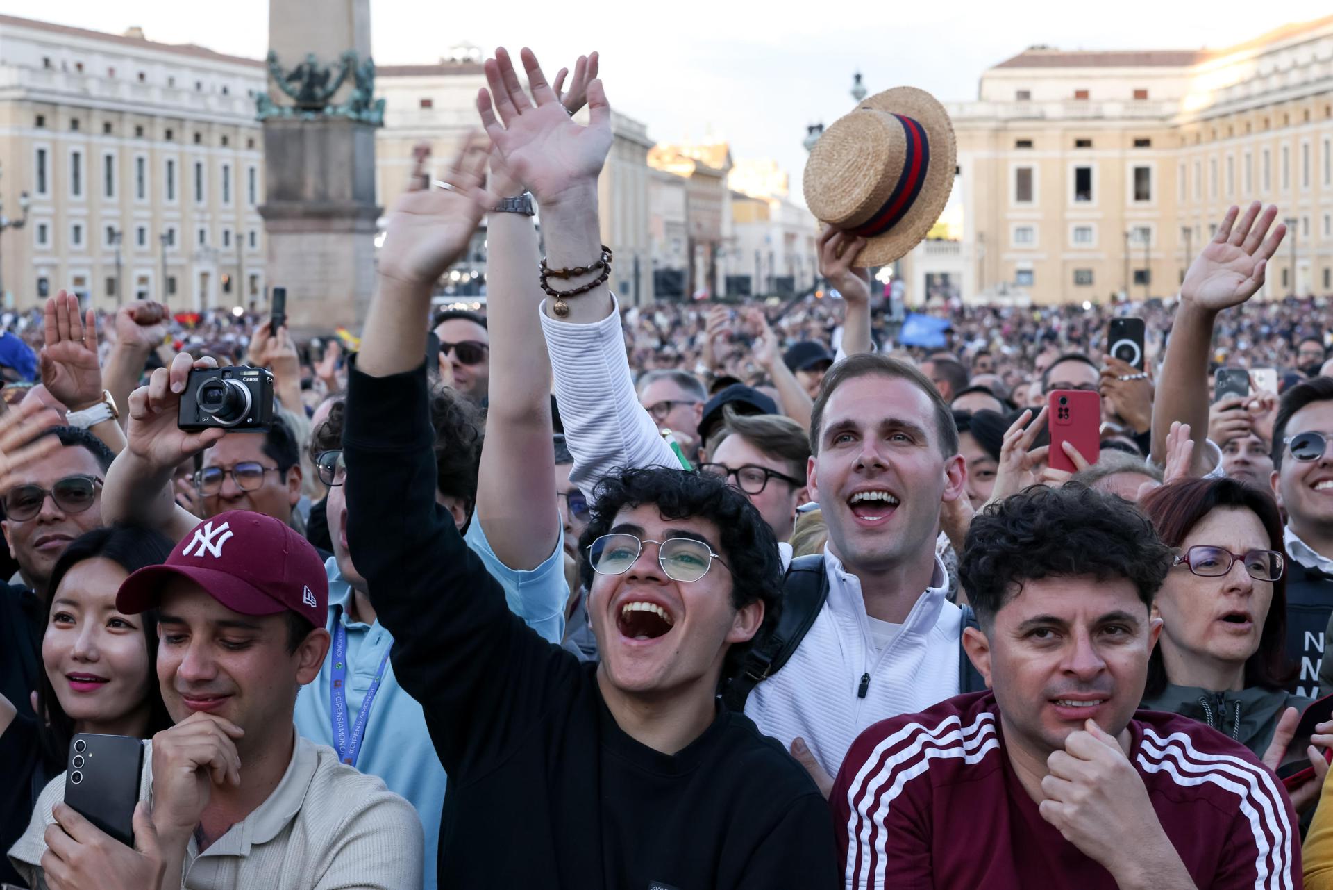 La plaza de San Pedro estalla con la sorprendente elección del estadounidense Prevost. EFE/EPA/ANDREA SOLERO