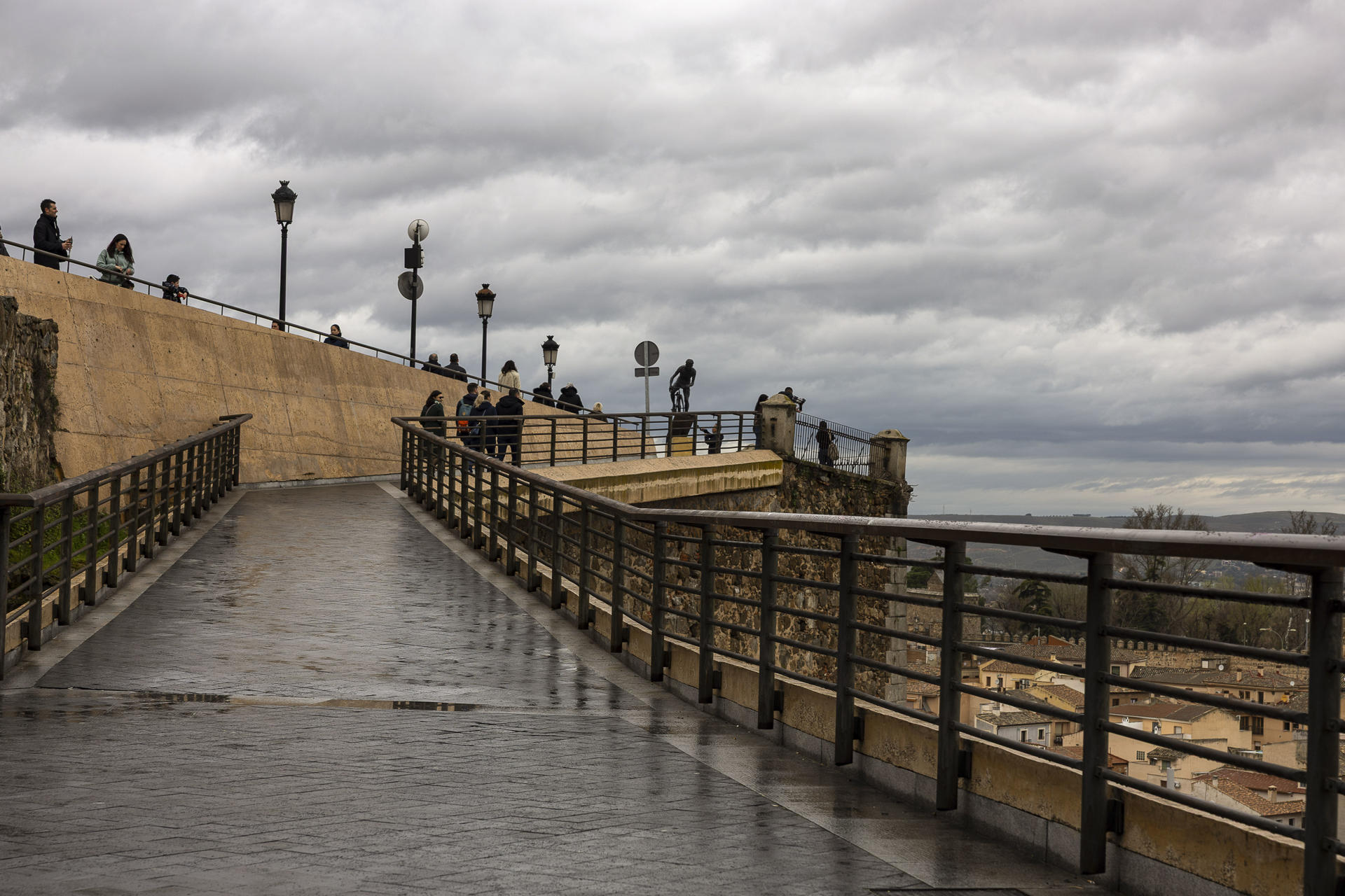 Imagen de cielo nuboso en Toledo. Según un estudio de la Escuela Politécnica Federal de Lausana, las biopartículas presentes en las nubes aceleran la formación de hielo en ellas, lo que contribuye a la mayor frecuencia de fenómenos extremos. EFE/ Ismael Herrero /Archivo