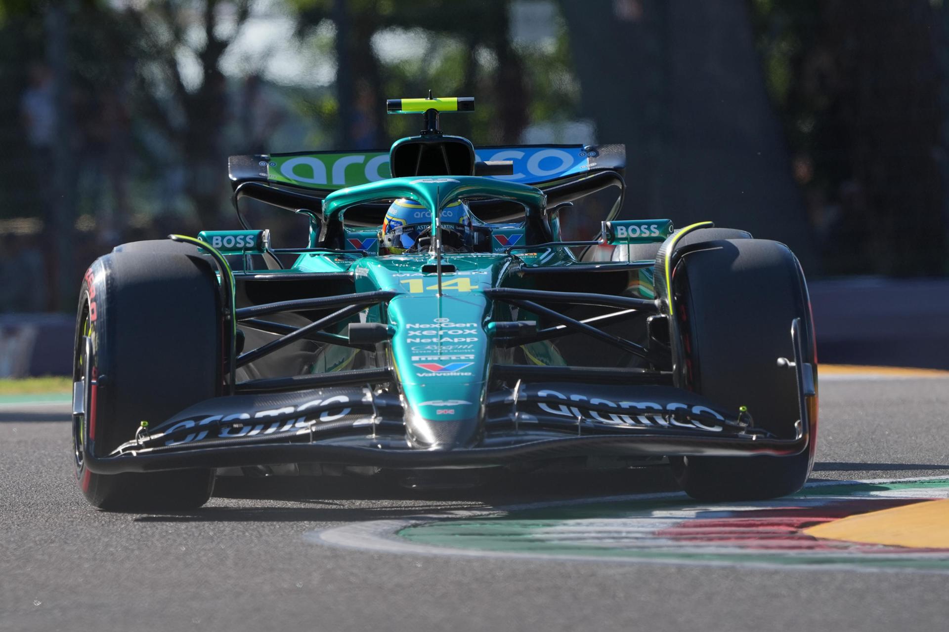 Fernando Alonso, durante la segunda sesión de entrenamientos libres para el Gran Premio de la Emilia-Romagna. EFE/ Danilo Di Giovanni