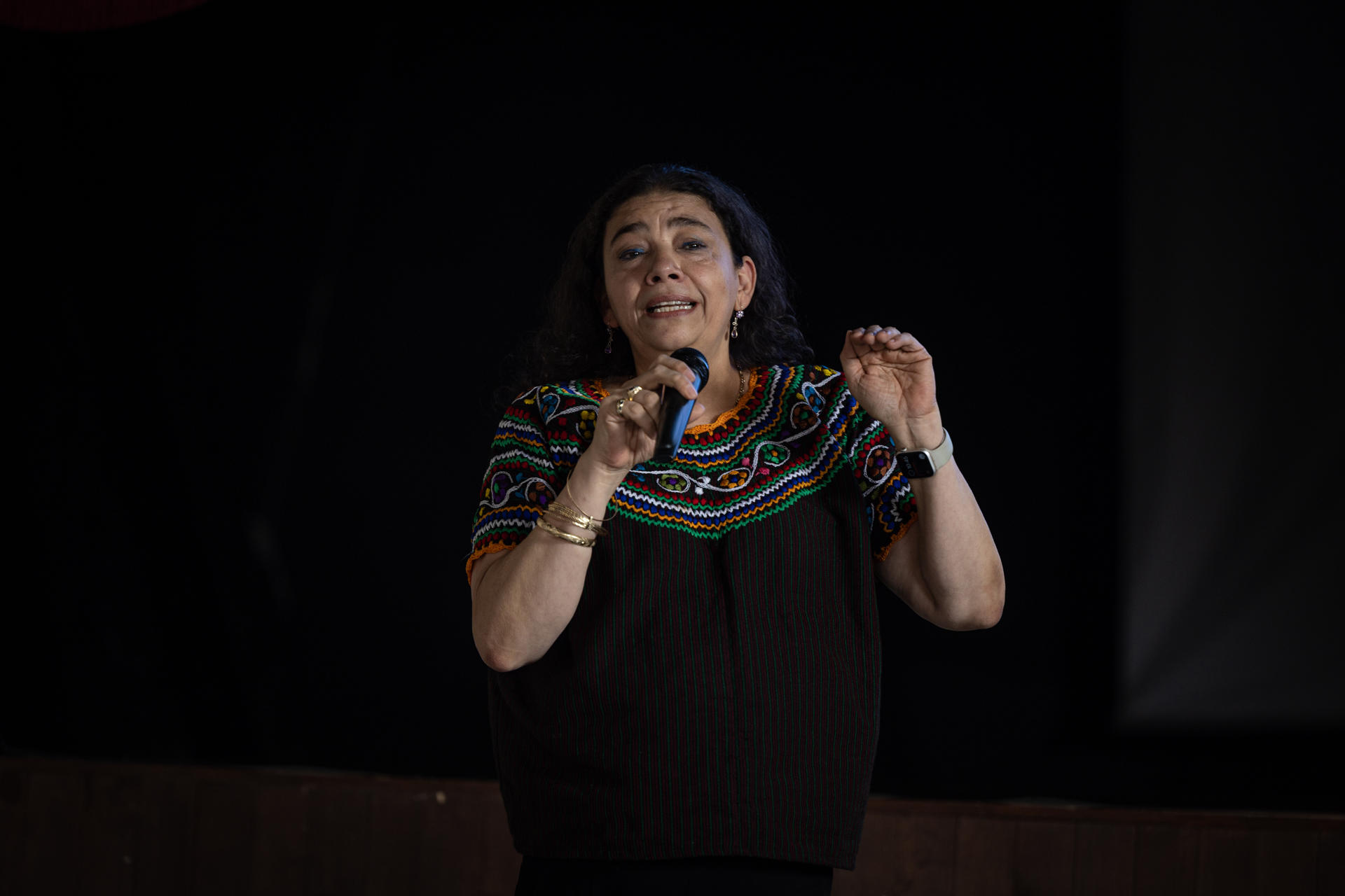 La doctora Mirna Montenegro al hablar este miércoles, 7 de mayo, durante una rueda de prensa este miércoles, 7 de mayo, al presentar su investigación acerca del embarazo en niñas y adolescentes en Guatemala, en el centro histórico de la capital guatemalteca. EFE/David Toro