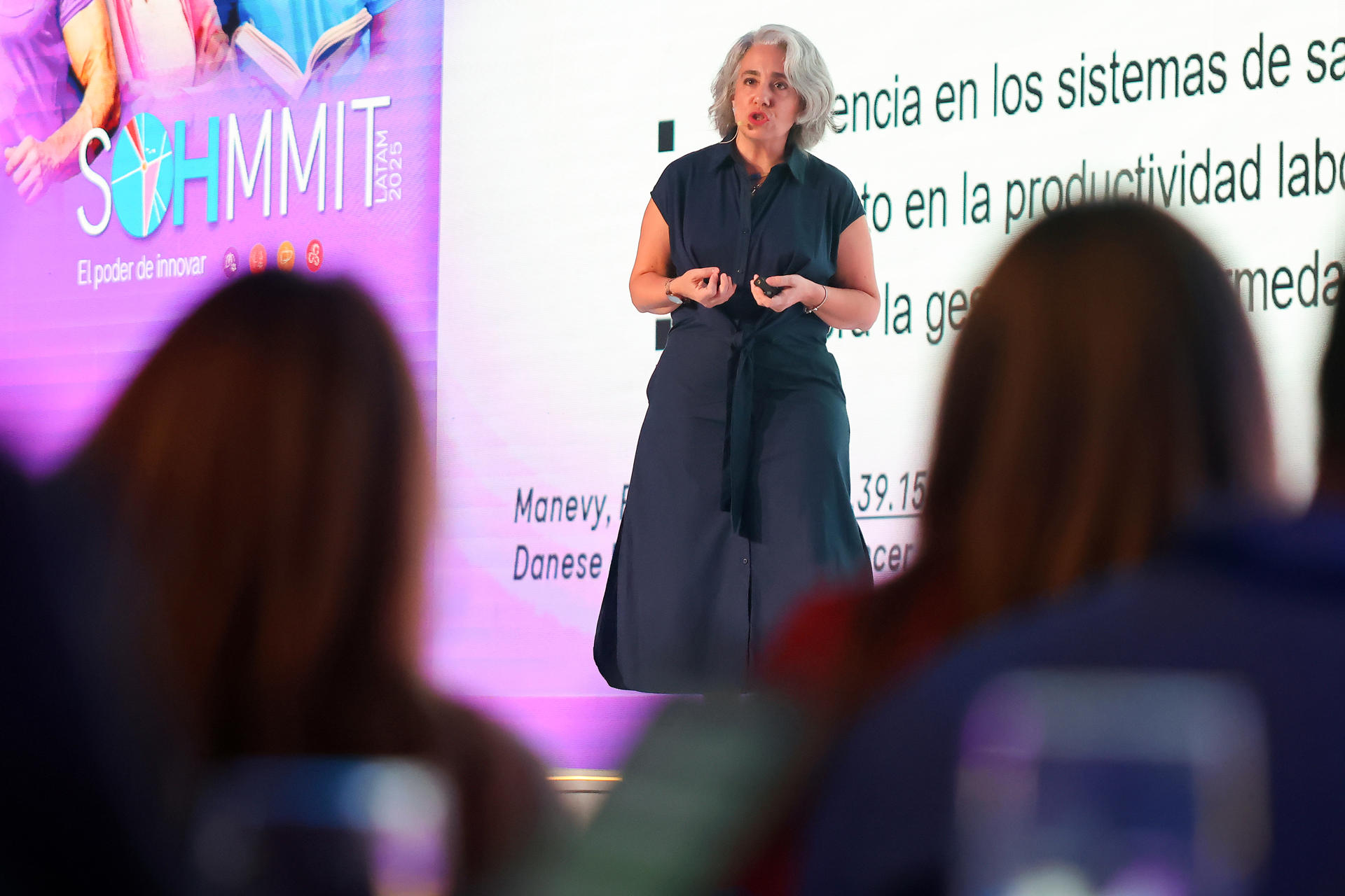 Fotografía de la responsable de Acceso al Mercado, Valor y Desarrollo Comercial de Roche para Uruguay, Bolivia y Paraguay, Virginia Becerra, hablando durante el foro 'Sohmmit Latam 2025' en Ciudad de Panamá (Panamá). EFE/ Gabriel Rodríguez