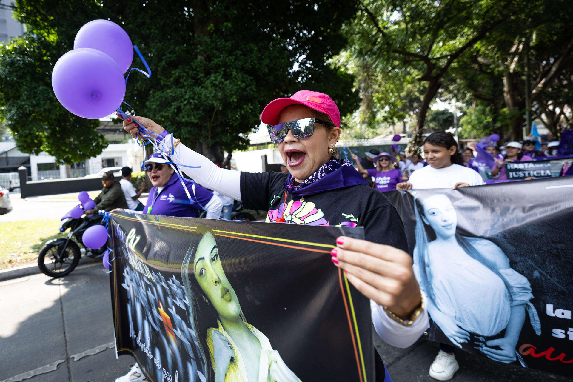 Una mujer participa en una marcha para exigir justicia por el asesinato de Melissa Palacios, una estudiante asesinada en julio de 2021, este domingo en Ciudad de Guatema (Guatemala). EFE/ David Toro