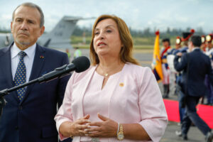 La presidenta de Perú, Dina Boluarte, habla a su llegada para participar en la investidura presidencial de Daniel Noboa este sábado, en Quito (Ecuador). EFE/ Santiago Fernández