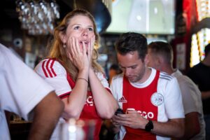 Hinchas del Ajax se lamentan tras perder su equipo la Eredivisie. EFE/EPA/Jeroen Jumelet
