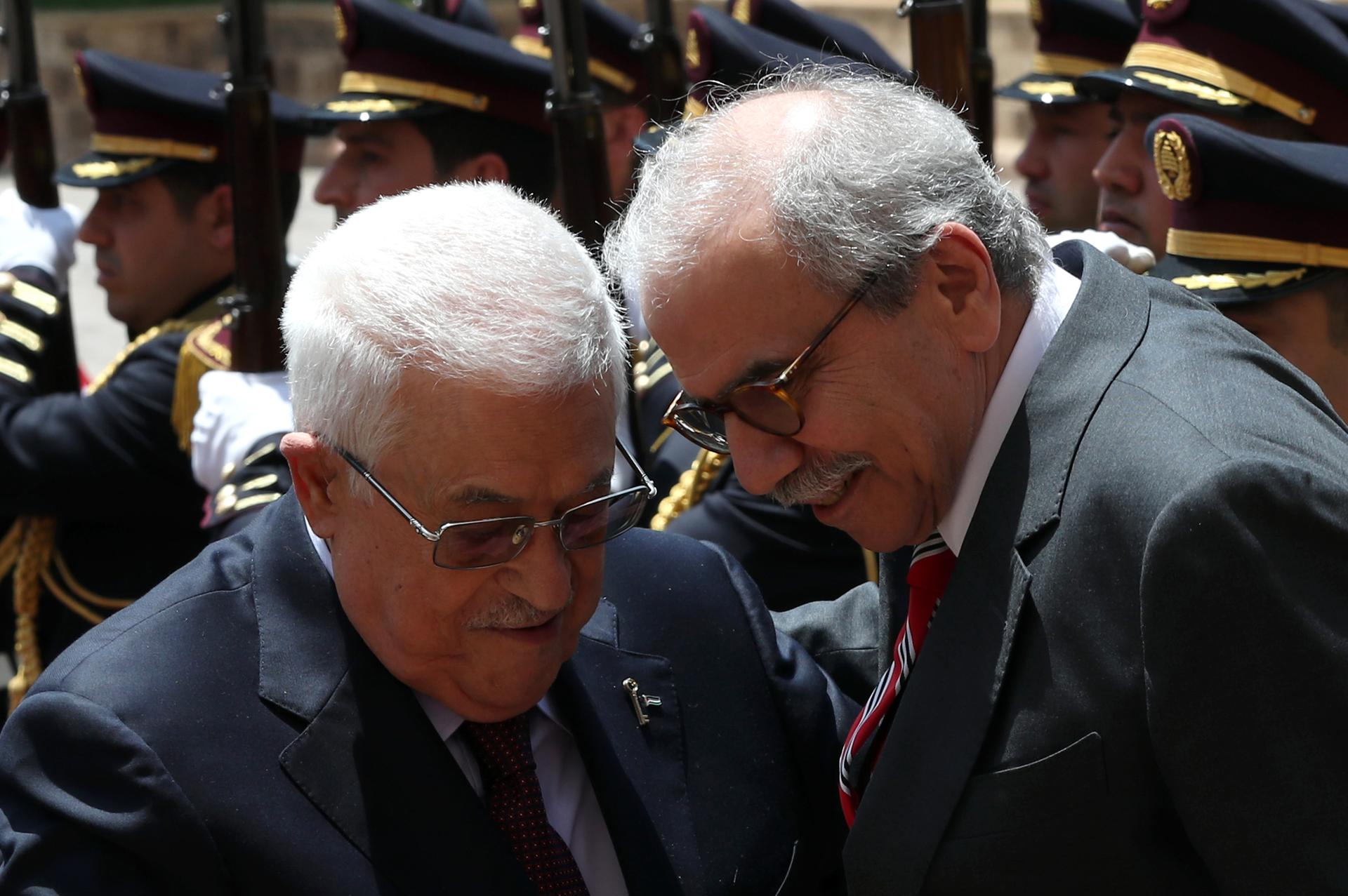 El primer ministro libanés, Nawaf Salam (D), da la bienvenida al presidente palestino, Mahmoud Abbas (I), antes de su reunión en el Palacio de Gobierno en Beirut, Líbano, el 22 de mayo de 2025. Abbas llegó a Beirut el 21 de mayo para una visita oficial de tres días para reunirse con funcionarios libaneses, así como para discutir temas relacionados con los refugiados palestinos en Líbano. (Líbano) EFE/EPA/WAEL HAMZEH