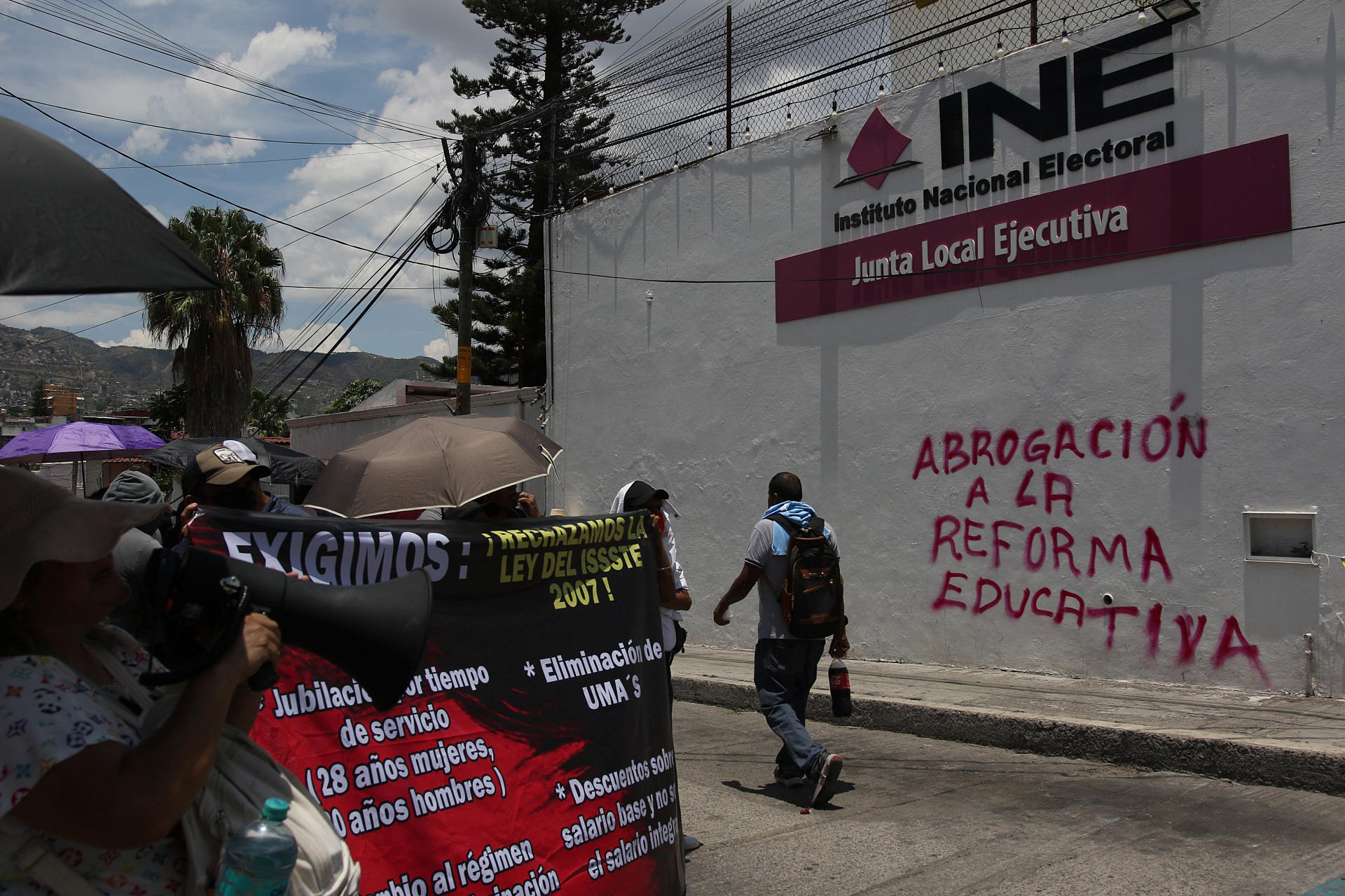 Integrantes de la Coordinadora Estatal de Trabajadores de la Educación en Guerrero (CETEG), protestan este lunes en las instalaciones del Instituto Nacional Electoral en la ciudad de Chilpancingo (México). EFE/ José Luis de la Cruz