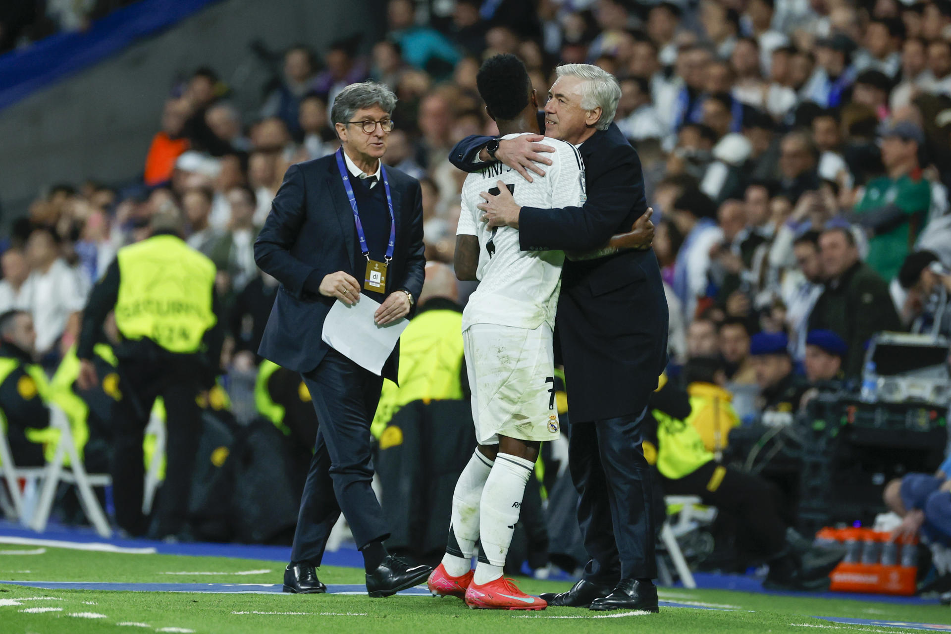 - Fotografía de Juanjo Martín en la que puede verse al futbolista del Real Madrid Vinicius Jr (i) y a Carlo Ancelotti, técnico del Real Madrid (d), en una imagen de archivo de marzo de 2025. EFE