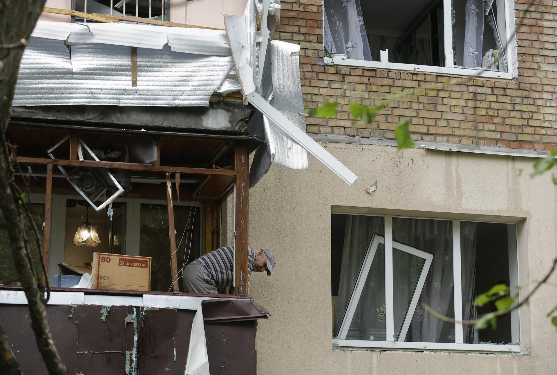Residentes limpian escombros en el edificio residencial alcanzado por un dron en Kiev, Ucrania, el 24 de mayo de 2025.EFE/EPA/SERGEY DOLZHENKO

