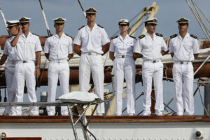 El buque escuela de la Armada española Juan Sebastián de Elcano, en el que se está formando la heredera de la corona española, Leonor de Borbón (3-d), el pasado miércoles al llegar al puerto de Santa Marta en su segunda y última parada de su travesía por Colombia como parte del 97 crucero de instrucción que recorre América Latina y el Caribe. EFE/ Mauricio Dueñas Castañeda