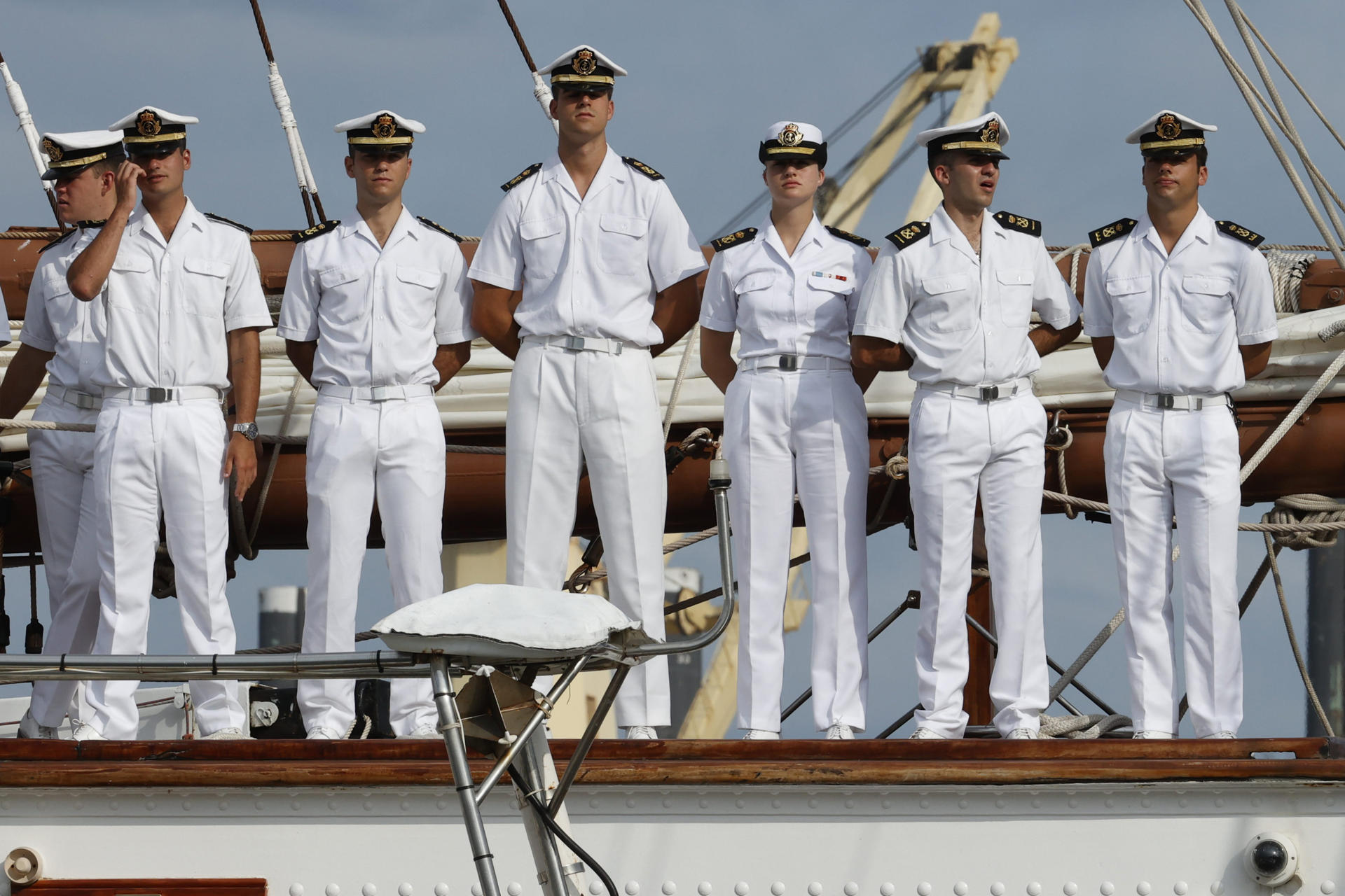 El buque escuela de la Armada española Juan Sebastián de Elcano, en el que se está formando la heredera de la corona española, Leonor de Borbón (3-d), el pasado miércoles al llegar al puerto de Santa Marta en su segunda y última parada de su travesía por Colombia como parte del 97 crucero de instrucción que recorre América Latina y el Caribe. EFE/ Mauricio Dueñas Castañeda