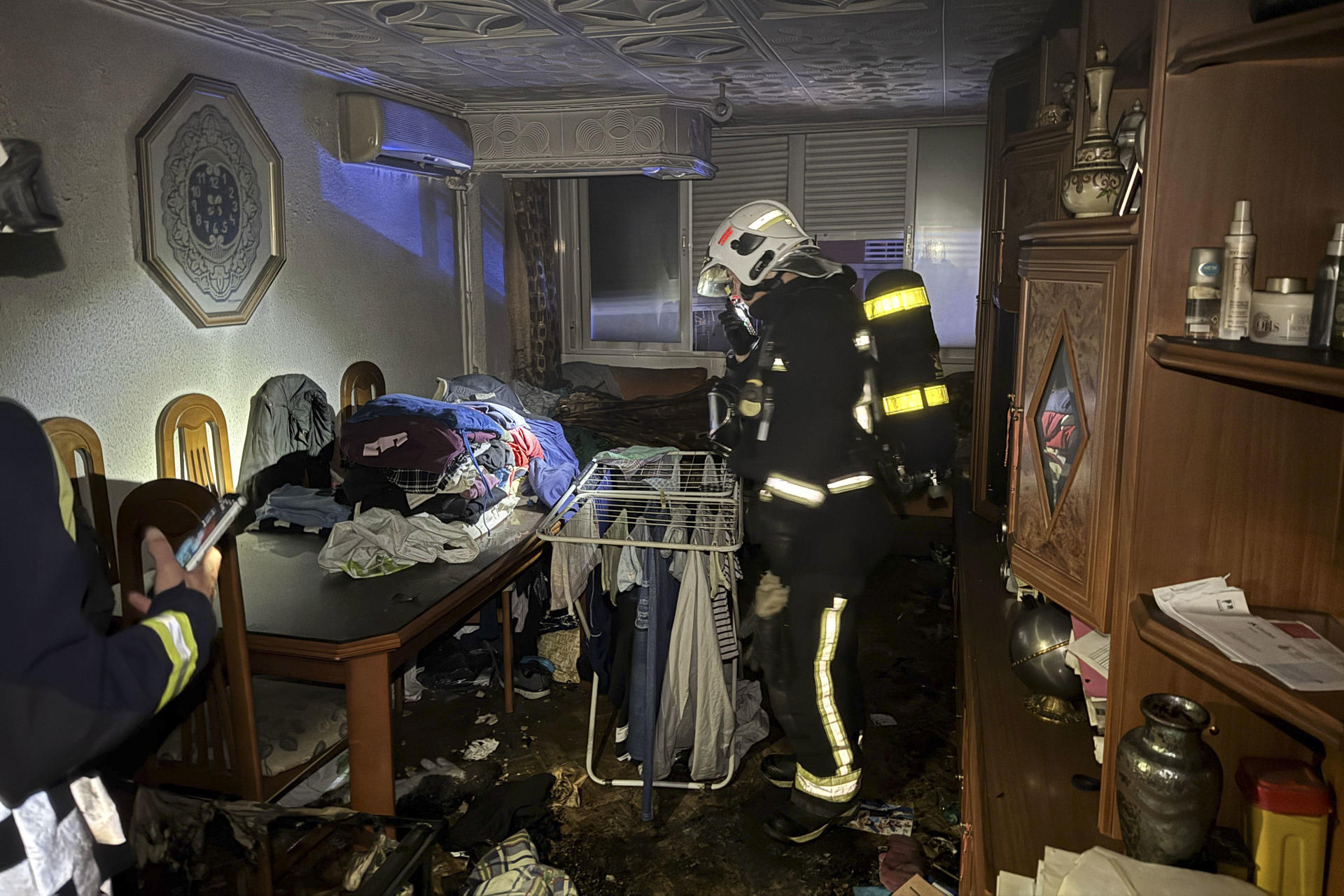 Una mujer de 58 años ha muerto este lunes por la noche en un incendio registrado en una vivienda de Parla (Madrid) que presentaba dos focos diferentes, uno en la cocina y otro en el salón, han informado fuentes del 112 de la Comunidad de Madrid. A pesar de intentar su rescate, la mujer ya estaba fallecida por intoxicación por inhalación de humo y quemaduras. EFE/Comunidad de Madrid SÓLO USO EDITORIAL/SÓLO DISPONIBLE PARA ILUSTRAR LA NOTICIA QUE ACOMPAÑA (CRÉDITO OBLIGATORIO)