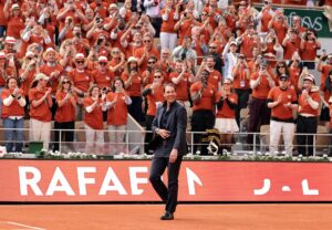 El tenista español Rafael Nadal recibe el homenaje en la pista central Court Philippe Chatrier, en París, Francia. EFE/EPA/TERESA SUAREZ