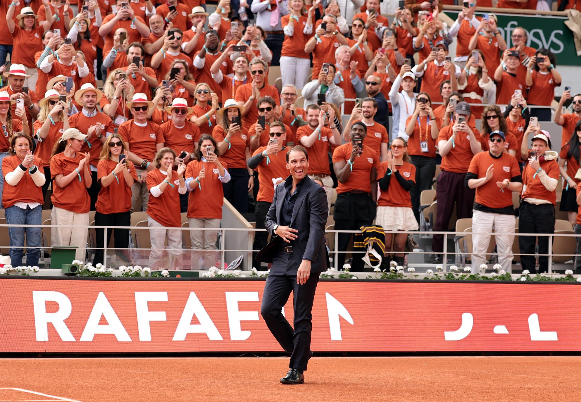 El tenista español Rafael Nadal recibe el homenaje en la pista central Court Philippe Chatrier, en París, Francia. EFE/EPA/TERESA SUAREZ