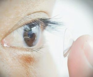 Una participante del estudio se coloca las lentillas. Fotografía facilitada por Yuqian Ma, Yunuo Chen y Hang Zhao. EFE