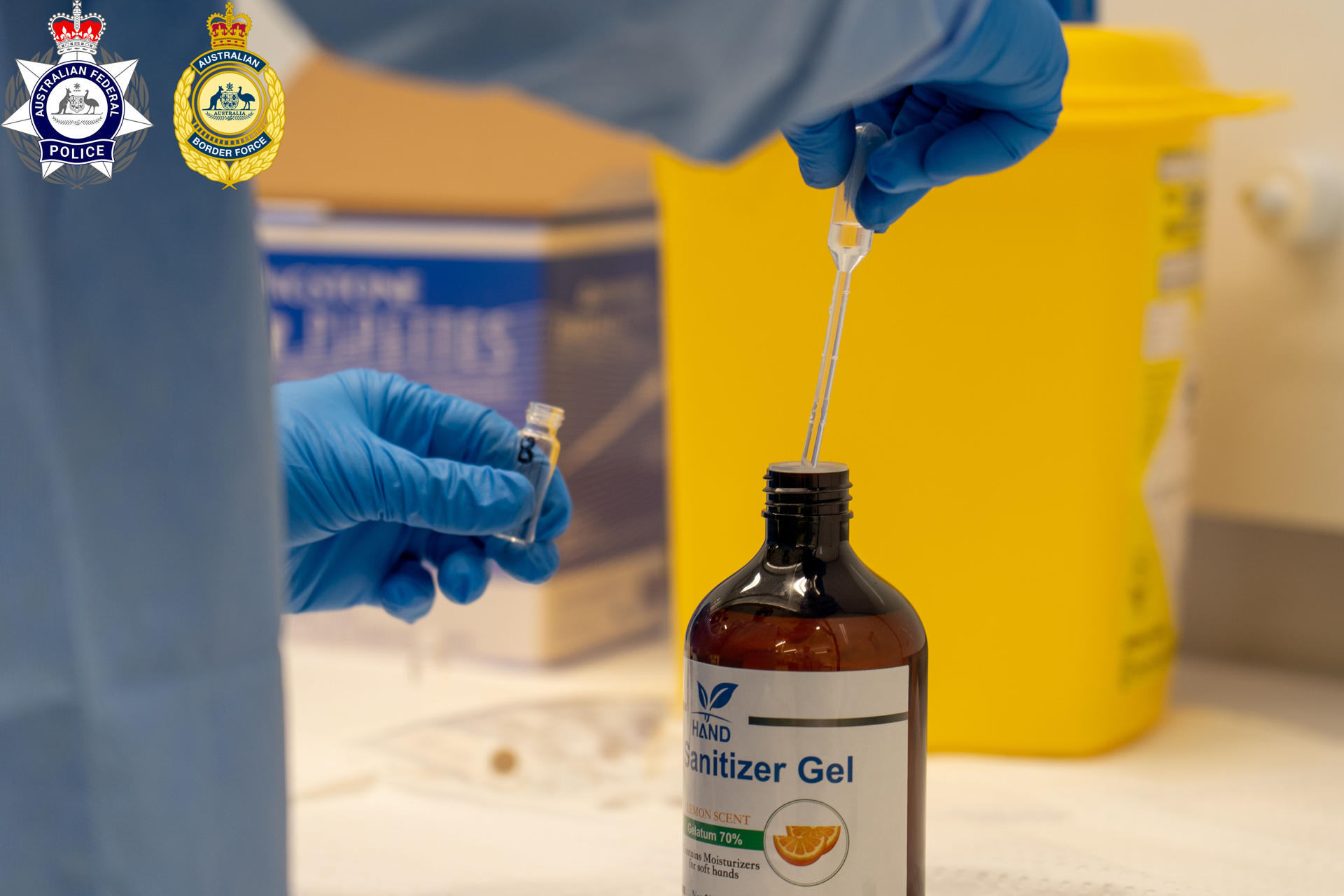 SÍDNEY, 06/05/2025.- La Policía de Australia alertó este martes de la circulación de butanodiol, un disolvente químico también conocido como 'fantasía' o 'bute' que está siendo utilizado en el país para adulterar bebidas y alimentos y facilitar delitos como robos y violaciones. En un comunicado, las autoridades explicaron que el 'bute', que se encuentra en productos de limpieza industriales y plásticos biodegradables, "está llegando a las costas australianas en una oleada de importación ilegal, con más de 3,8 toneladas incautadas" en lo que va de 2025. EFE/ Policía Federal Australiana *****SOLO USO EDITORIAL/SOLO DISPONIBLE PARA ILUSTRAR LA NOTICIA QUE ACOMPAÑA (CRÉDITO OBLIGATORIO) *****