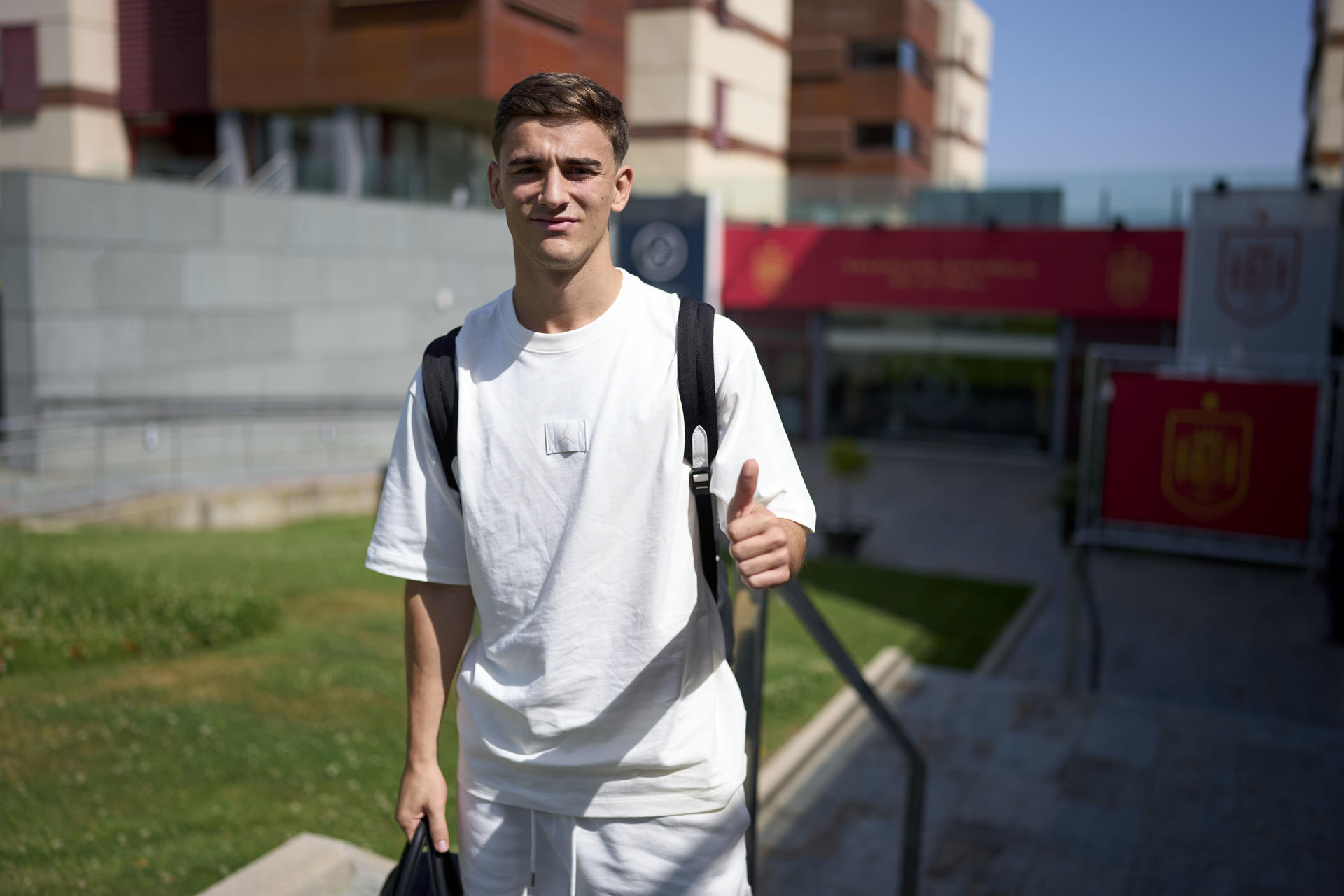 El barcelonista Gavi saluda a su llegada a la Ciudad del Fútbol de Las Orzas, donde ha quedado concentrada la selección española para preparar la semifinal de la Liga de las Naciones. EFE/RFEF *****SOLO USO EDITORIAL/SOLO DISPONIBLE PARA ILUSTRAR LA NOTICIA QUE ACOMPAÑA (CRÉDITO OBLIGATORIO) *****