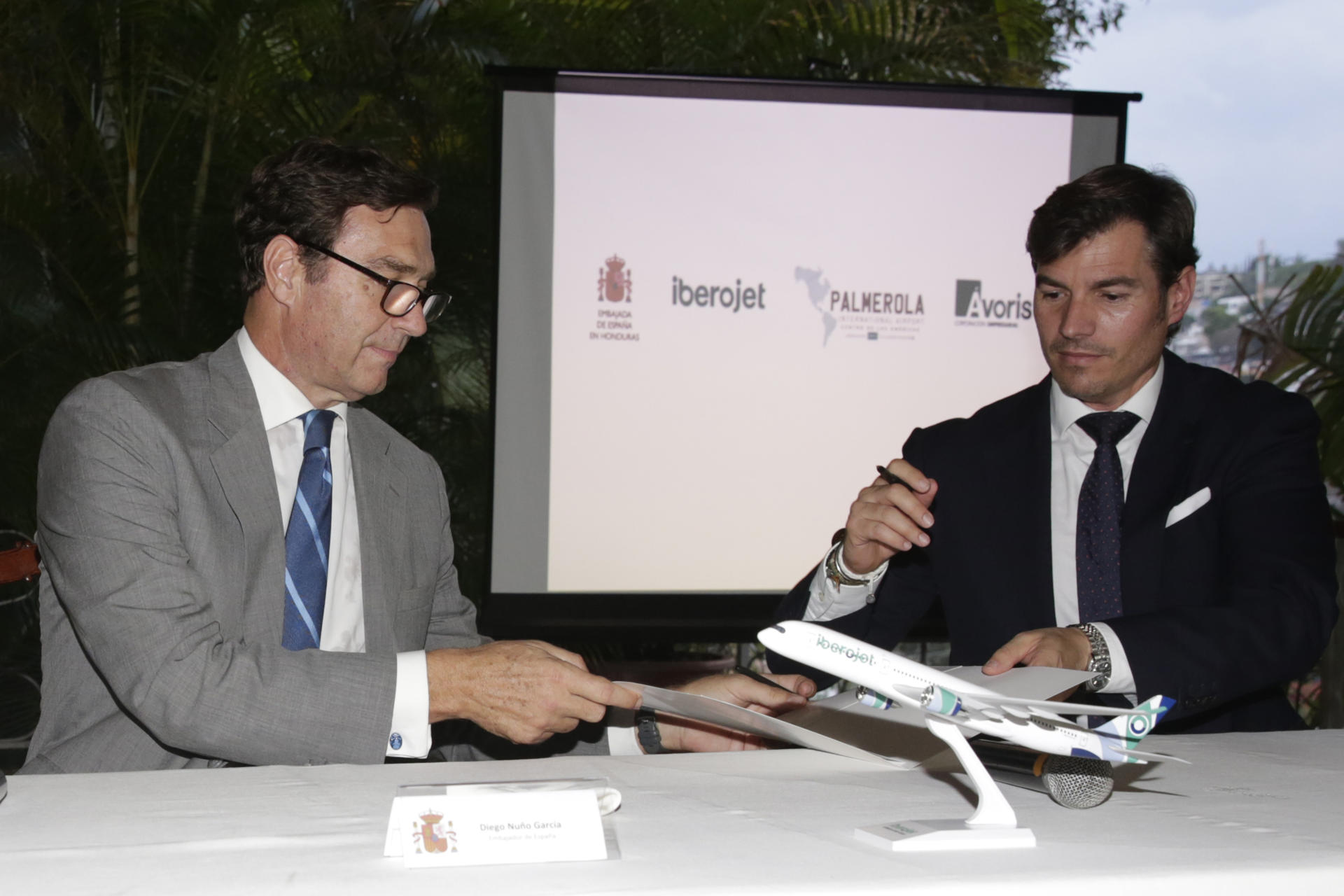 El embajador de España en Tegucigalpa, Diego Nuño García (i), y el director comercial de Iberojet, Mario Domínguez, firman la renovación de un acuerdo este viernes, en Tegucigalpa (Honduras). EFE/ Gustavo Amador
