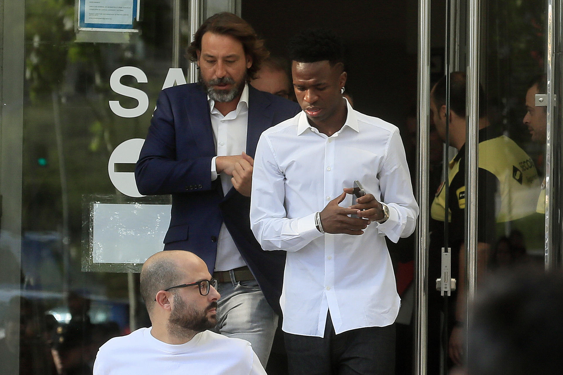 Foto de archivo del 5 de octubre de 2023, cuando el delantero brasileño del Real Madrid Vinicius Jr acudió a los juzgados de Plaza de Castilla en Madrid para declarar por videoconferencia por los insultos racistas recibidos en el estadio valenciano de Mestalla. EFE/ Fernando Alvarado